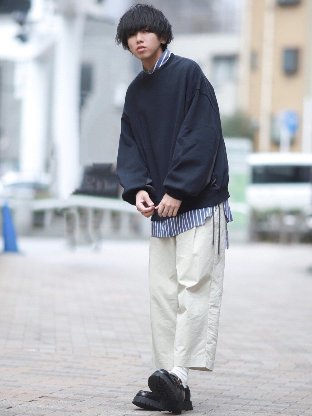 ブルー系のスウェット、ベージュ系のシャツ/ブラウス、ブルー系のシャツ/ブラウスを着用したメンズの春コーディネートの1枚目の写真