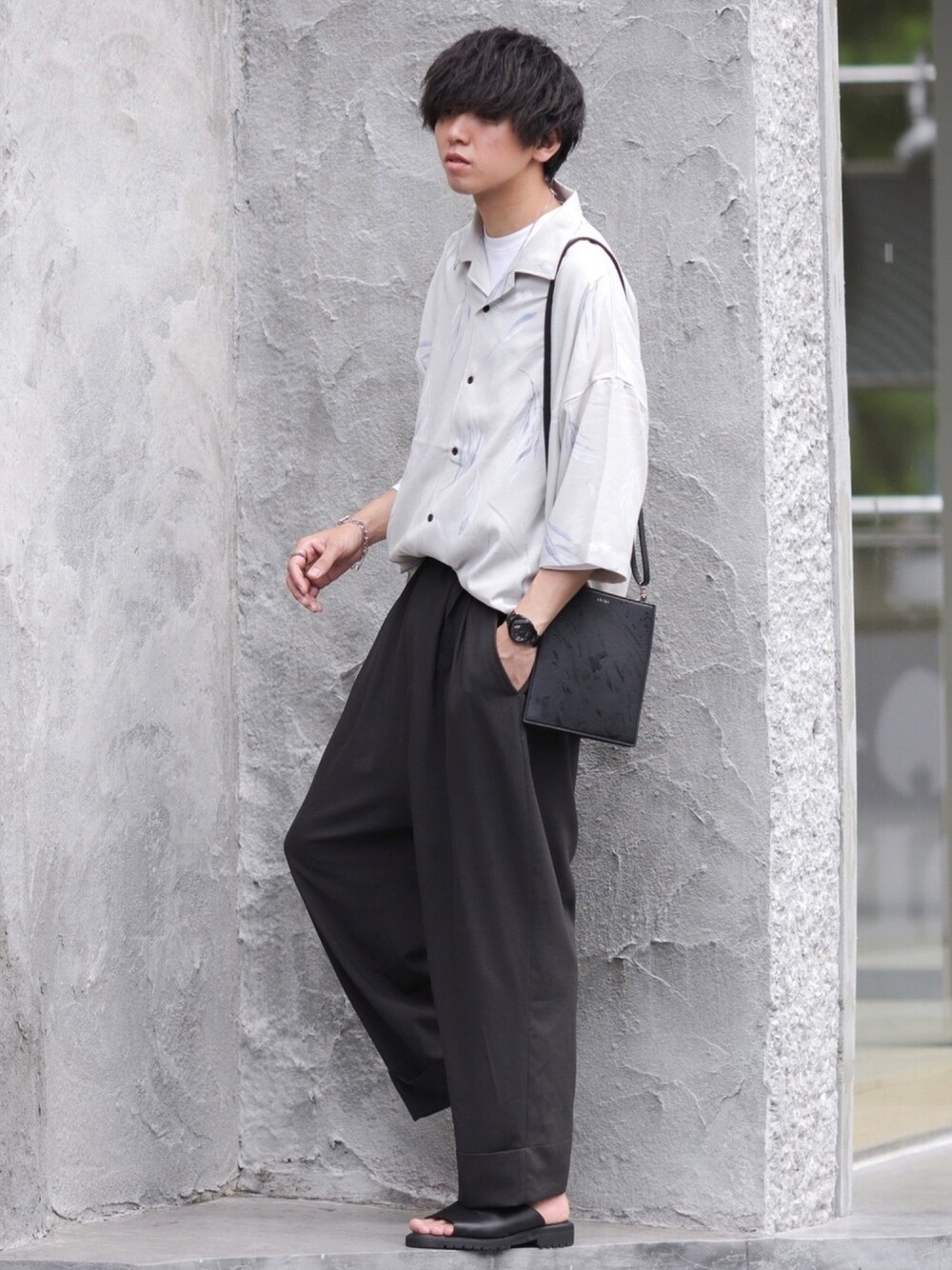 ホワイト系のシャツ/ブラウス、グレー系のその他パンツ、ホワイト系のTシャツ/カットソーを着用したメンズの夏コーディネートの1枚目の写真