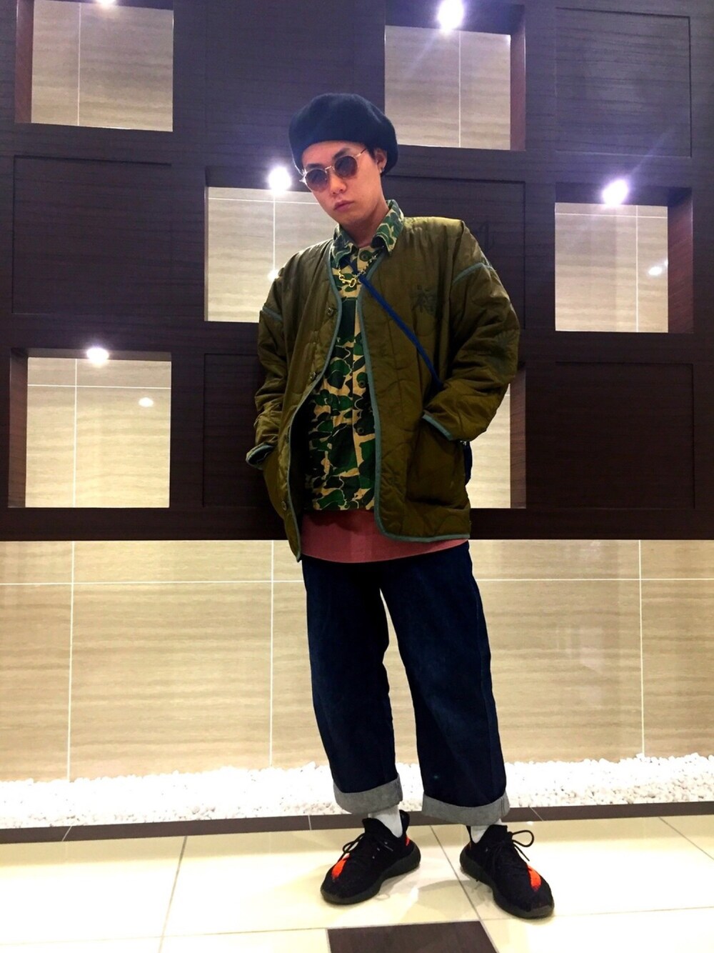 「SENSEOFPLACE、センスオブプレイス、MONKEY TIME、モンキータイム、KATO'、サウスツーウエストエイト、south2west8、イージーブースト350、adidas」｜「adidasのアイテム（スニーカー、ブラック系）」を使った、TATSUさん（メンズ・172cm）の冬コーディネートの1枚目の写真