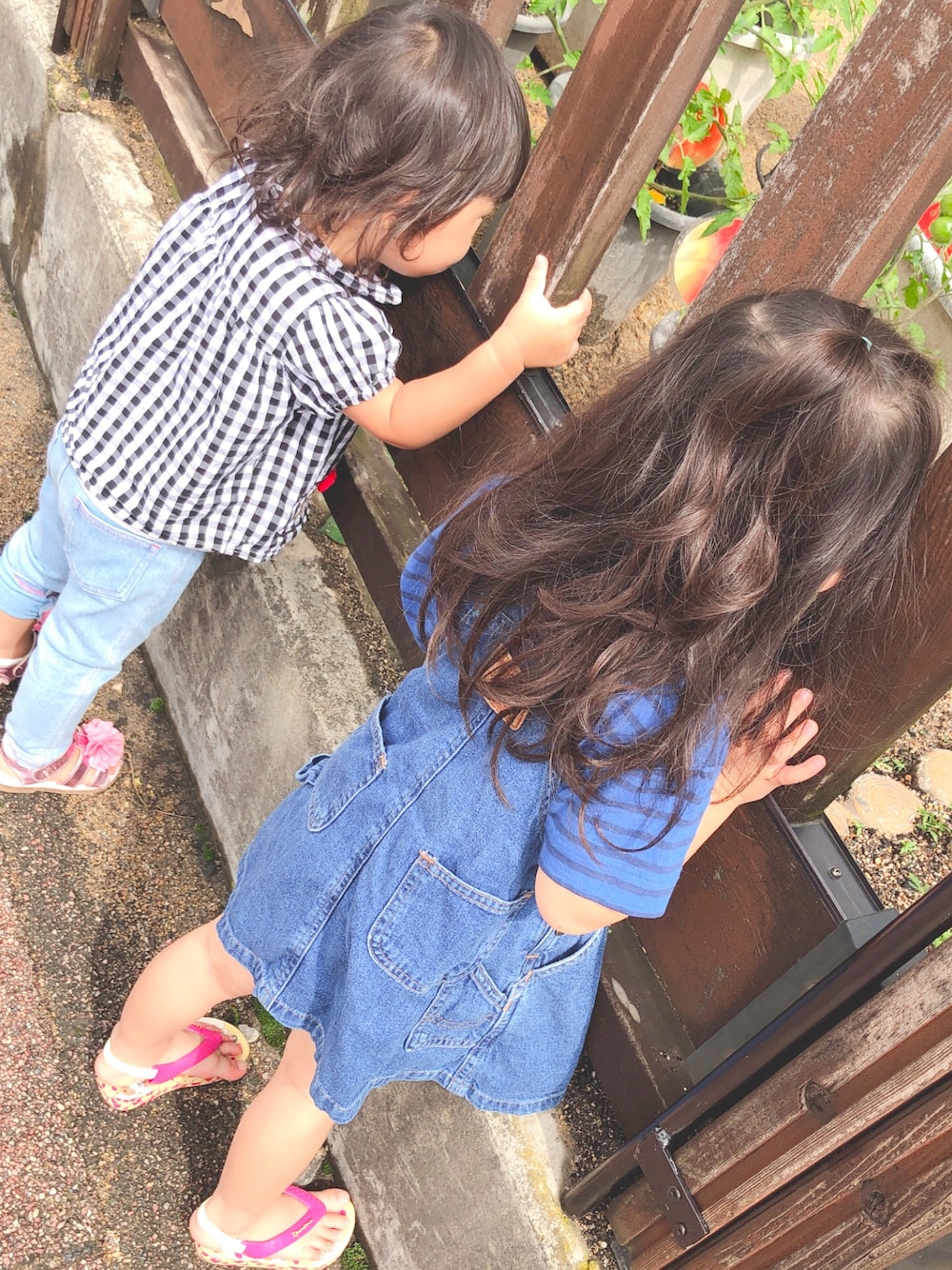 「夏コーデ、デニム、おしゃれさんと繋がりたい、女の子コーデ、kaws×uniqlo、ムージョンジョン、キティちゃんコーデ、バービーコーデ、barbie dreams」｜「KAWSのkawsとUNIQLOのコラボT（Tシャツ/カットソー、ブルー系）」を使った、桔梗kikyoさん（キッズ・74cm）の夏コーディネートの1枚目の写真