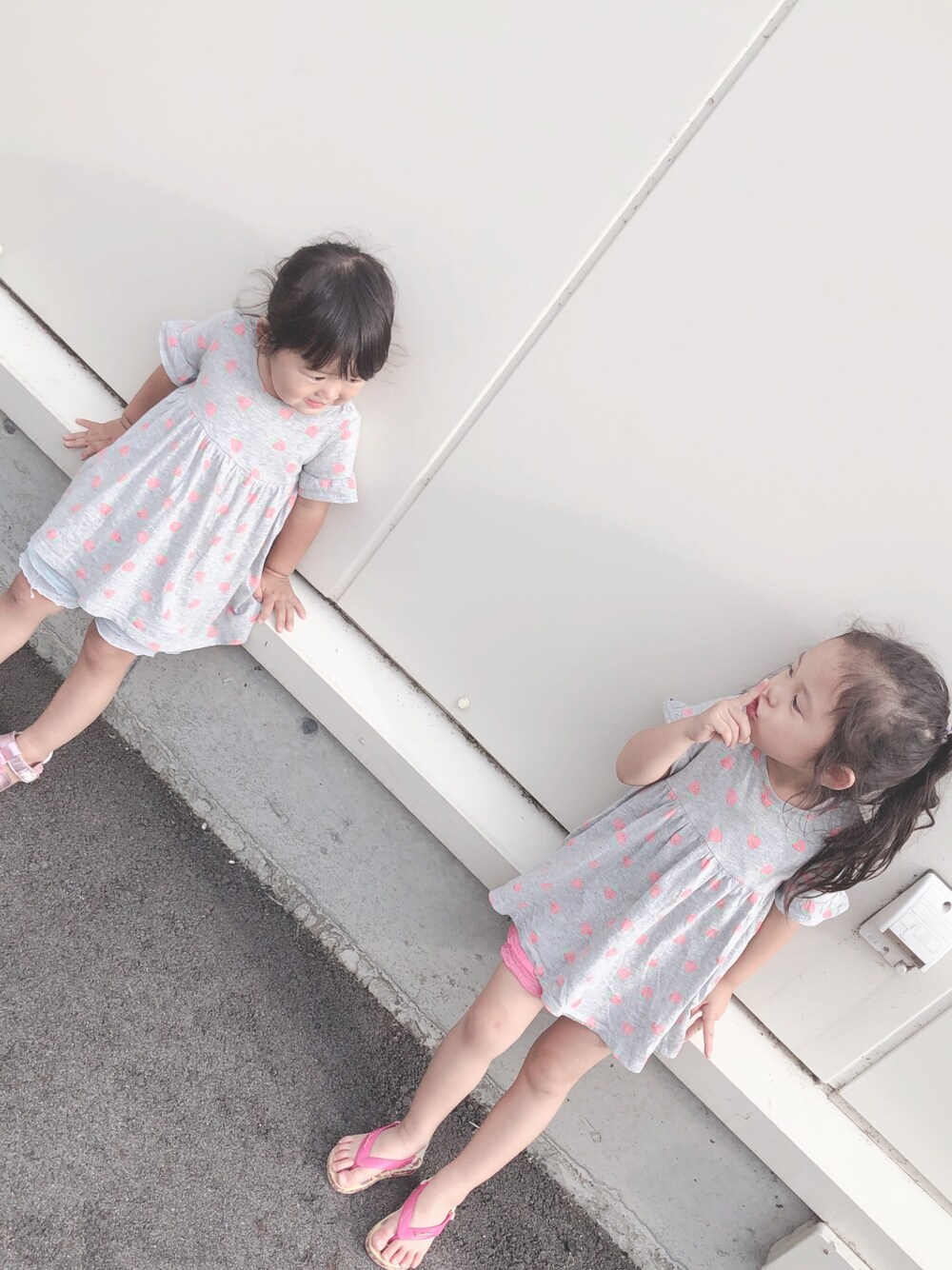 「kids、シンプル、ラクチンコーデ、キッズコーデ、おんなのこ、kidsfashion、kidscode、kidsmodel、babygap」｜「babyGAPのアイテム（チュニック、シルバー系）」を使った、桔梗kikyoさん（キッズ・74cm）の夏コーディネートの1枚目の写真