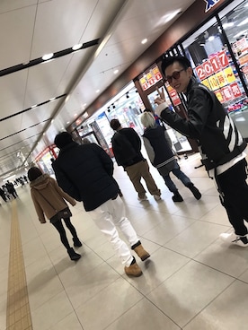 「off white（オフホワイト）のアイテム（ライダースジャケット）」を使った、まこいさん（メンズ・185cm）の春コーディネート