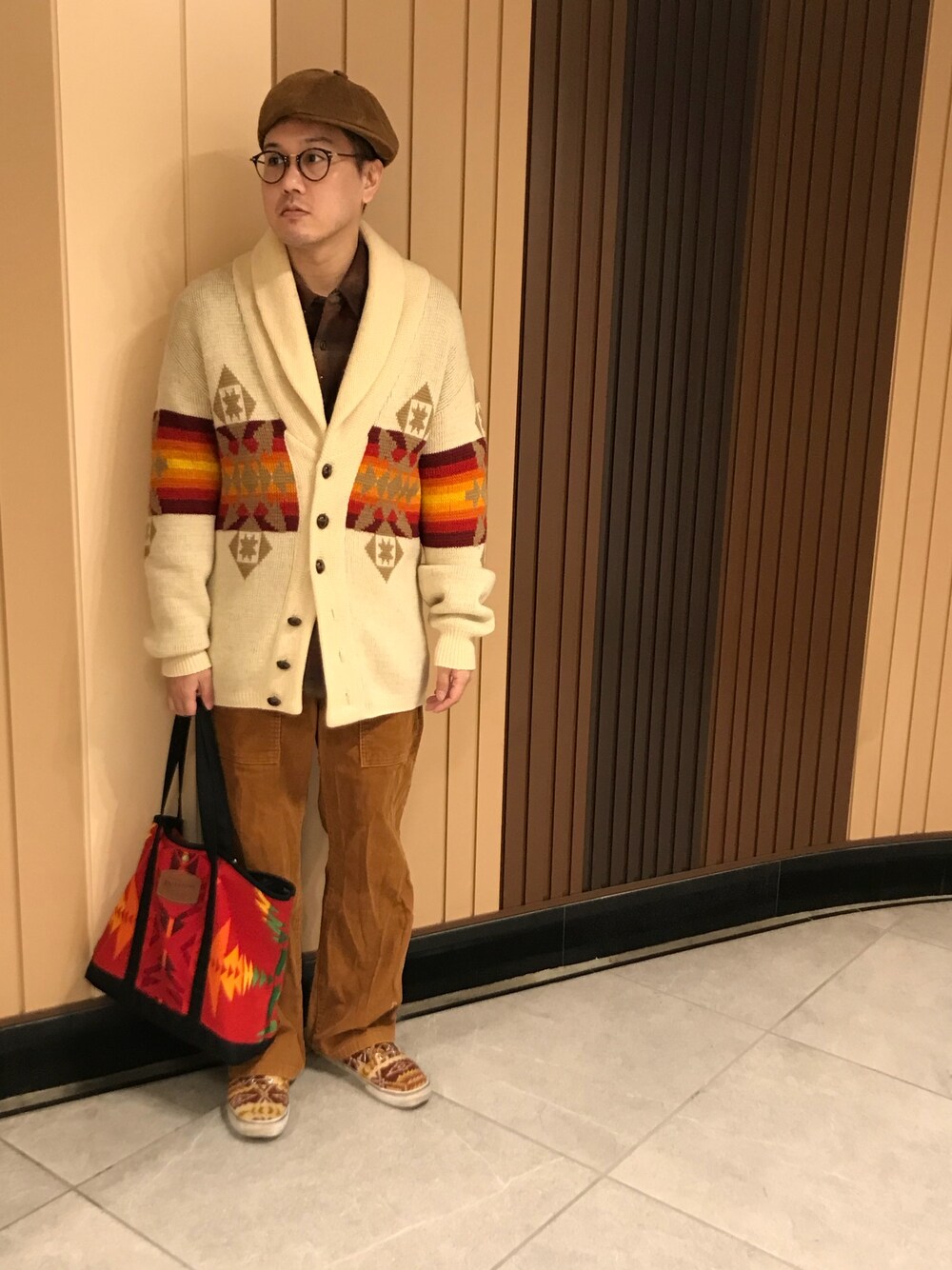 「ゆるニット、カーディガン、ニットカーディガン、コーデュロイパンツ、ハンチング、ベレー帽、めがね、VINTAGE、レトロ、古着MIX」｜「NEW YORK HATのコーデュロイ GATSBY（ハンチング/ベレー帽、ベージュ系）」を使った、Mdskさん（メンズ・173cm）の秋コーディネートの1枚目の写真