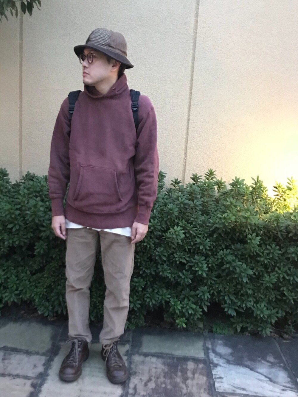 「Champion、パーカー、コーデュロイパンツ、Dr.Martens、ハット、パッチワーク、めがね、バックパック、リュック、VINTAGE」｜「NEW YORK HATのパッチワーク メトロハット（ハット、ブラウン系）」を使った、Mdskさん（メンズ・173cm）の秋コーディネートの1枚目の写真