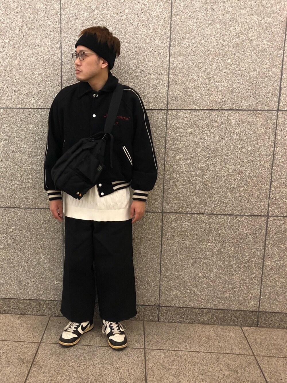 「ヘアバンド、スタジャン、ケーブルニット、ワイドパンツ、NIKE、ハイカットスニーカー、ハイテクスニーカー、スヌーピー、PORTER、ミニバッグ」｜「no brandのヘアバンド ネックウォーマー（ネックウォーマー/スヌード、ブラック系）」を使った、Mdskさん（メンズ・173cm）の冬コーディネートの1枚目の写真