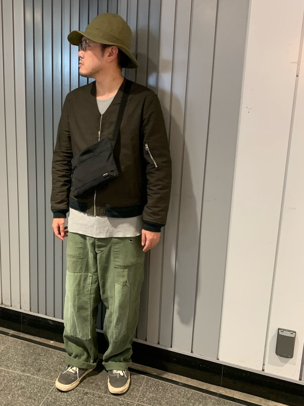 「カーキパンツ、サコッシュ、フライトジャケット、サーマル、ミリタリーパンツ、パッチワーク、ロールアップ、vintage、VANS、ハット」｜「Varde77のアーミーハット（ハット、グリーン系）」を使った、Mdskさん（メンズ・173cm）の秋コーディネートの1枚目の写真