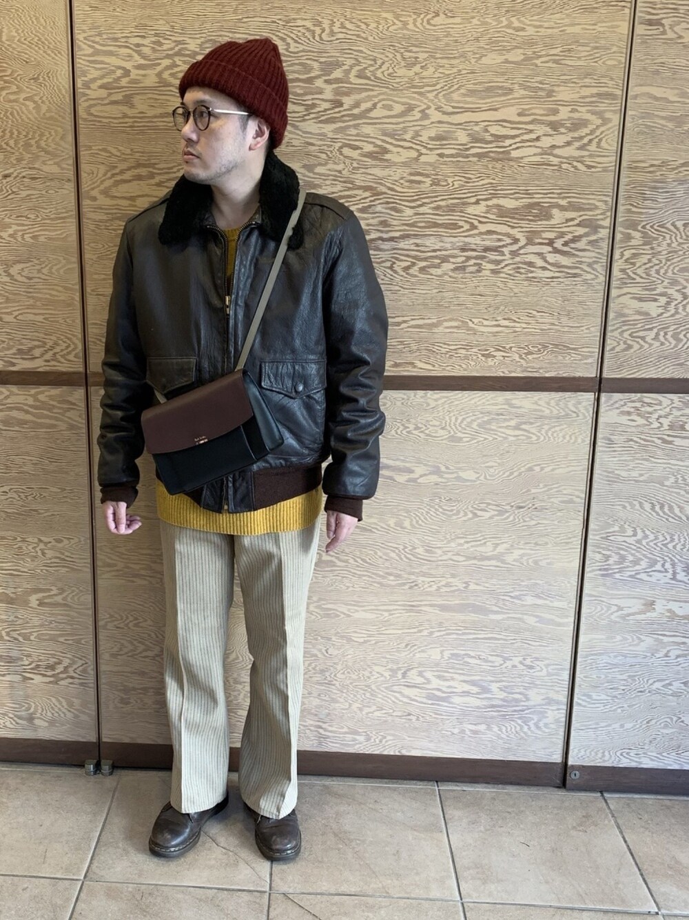 「スラックス、レザージャケット、ミリタリージャケット、ストライプパンツ、Dr.Martens、ニット帽、ショルダーバッグ、レザーバッグ、vintage、ストライプ」｜「NEW YORK HATのバーガンディー（ニットキャップ/ビーニー、レッド系）」を使った、Mdskさん（メンズ・173cm）の冬コーディネートの1枚目の写真