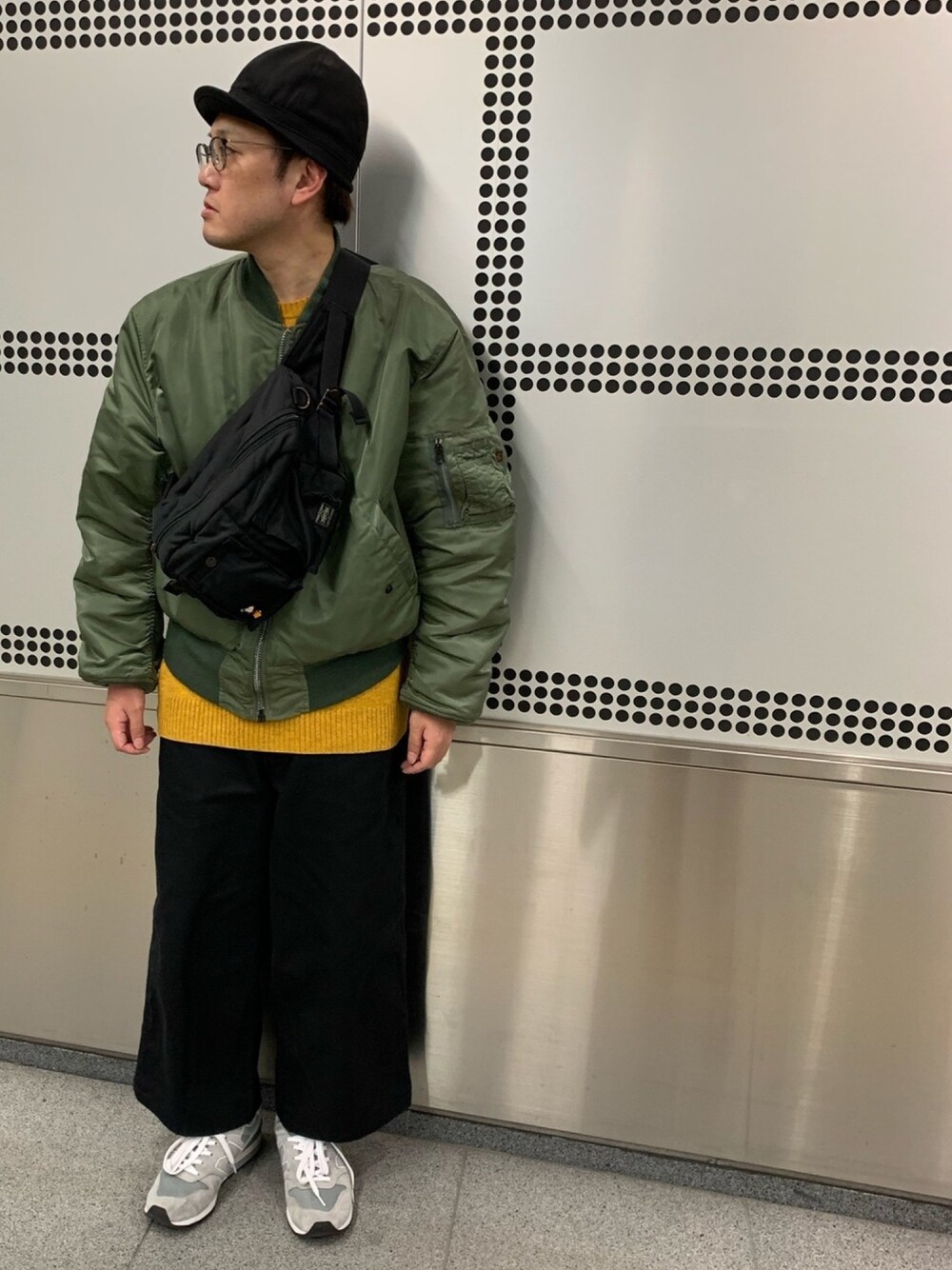 「メガネ男子、ミリタリージャケット、MA-1、ワイドパンツ、New Balance、キャップ、ウエストポーチ、ボディバッグ、ストリートMIX、ビッグシルエット」｜「Varde77のアーミーキャップ（キャップ、ブラック系）」を使った、Mdskさん（メンズ・173cm）の春コーディネートの1枚目の写真