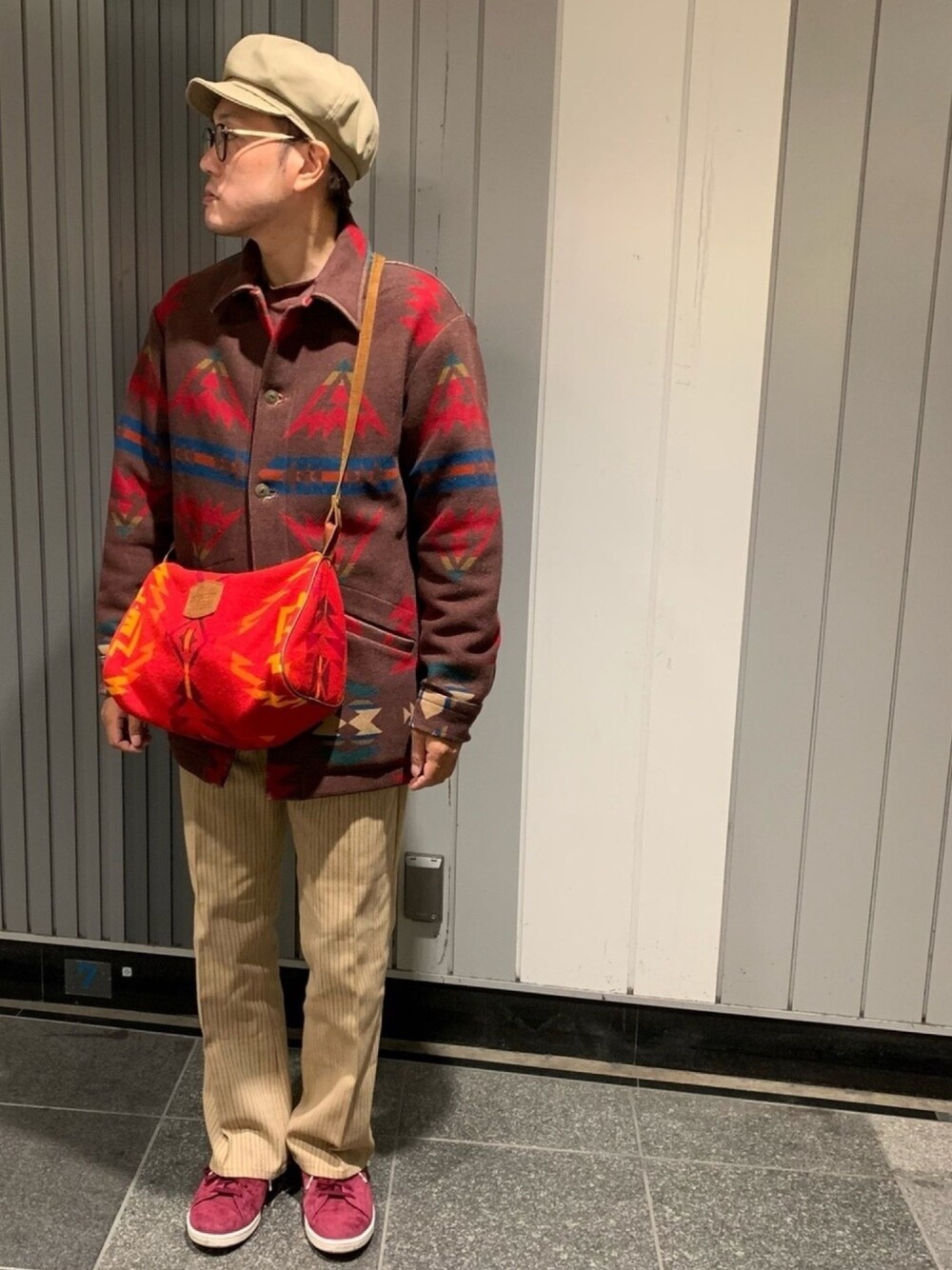 「Levi's、ネイティブ柄、ストライプパンツ、ストライプ、スラックス、stan smith、キャスケット、ショルダーバッグ、古着MIX、ブラウン」｜「NEW YORK HATのSpitfire キャンバス（キャスケット、ベージュ系）」を使った、Mdskさん（メンズ・173cm）の春コーディネートの1枚目の写真