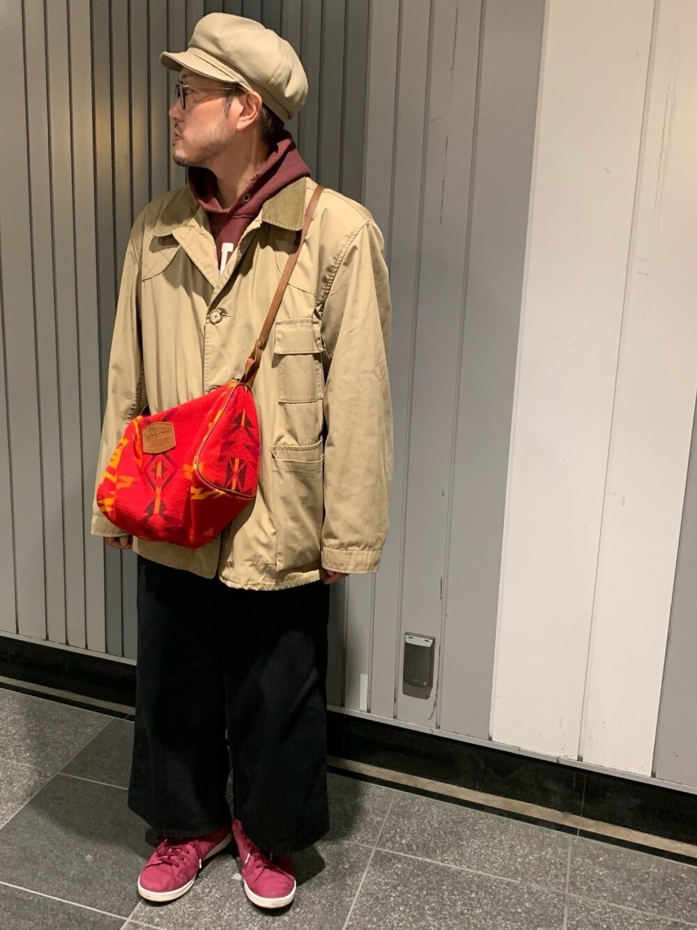 「ハンティングジャケット、vintage、パーカー、ワイドパンツ、stan smith、キャスケット、メガネ男子、ショルダーバッグ、オーバーサイズ、ビックシルエット」｜「NEW YORK HATのSpitfire キャンバス（キャスケット、ベージュ系）」を使った、Mdskさん（メンズ・173cm）の春コーディネートの1枚目の写真