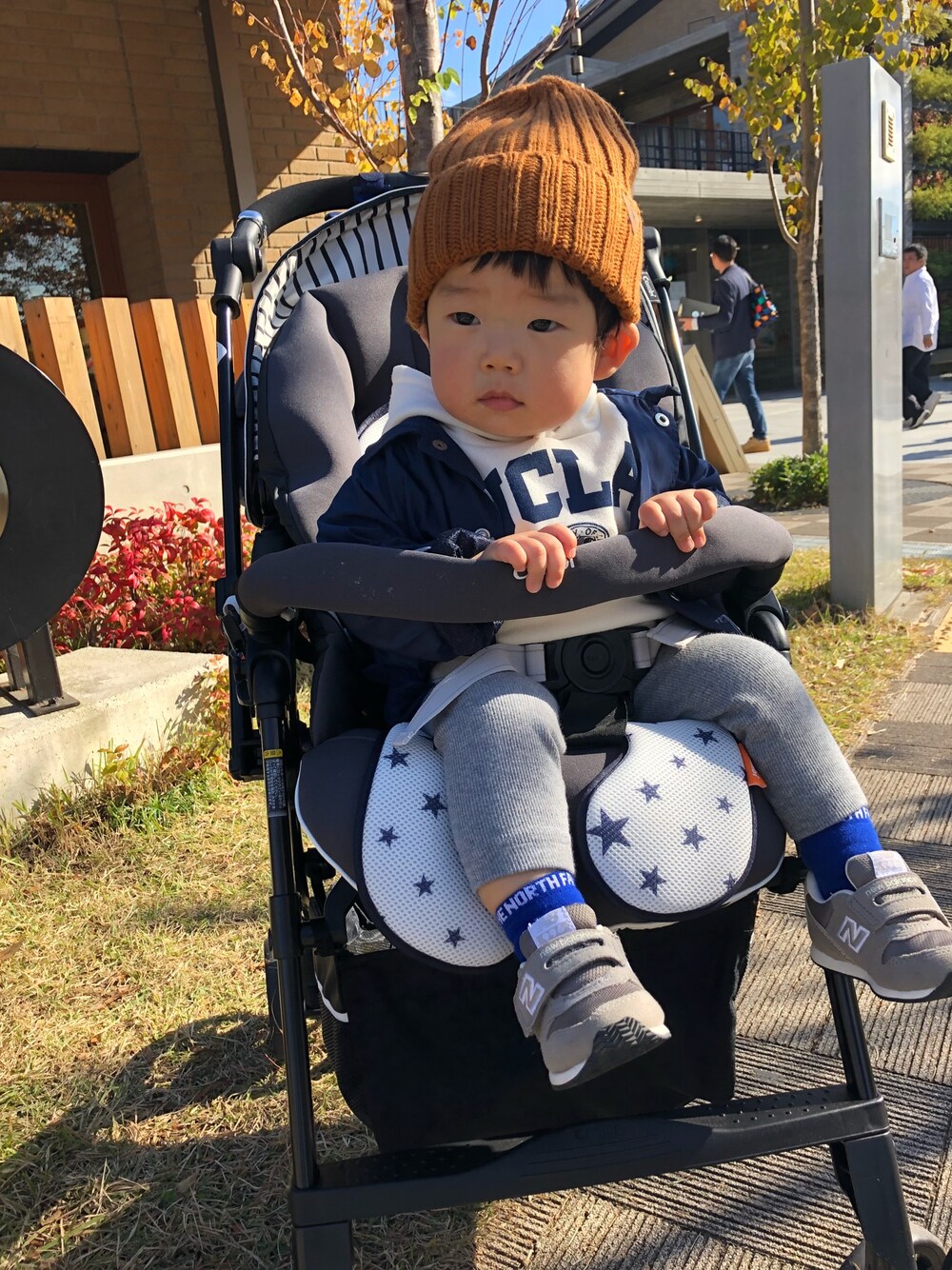 「ZOZO公認ユーザー、キッズコーデ、パーカー、男の子、休日スタイル」｜「UCLAの【UCLA】プリントパーカー/A (80～160cm)（パーカー、ホワイト系）」を使った、hassakuさん（キッズ・70cm）の冬コーディネートの1枚目の写真