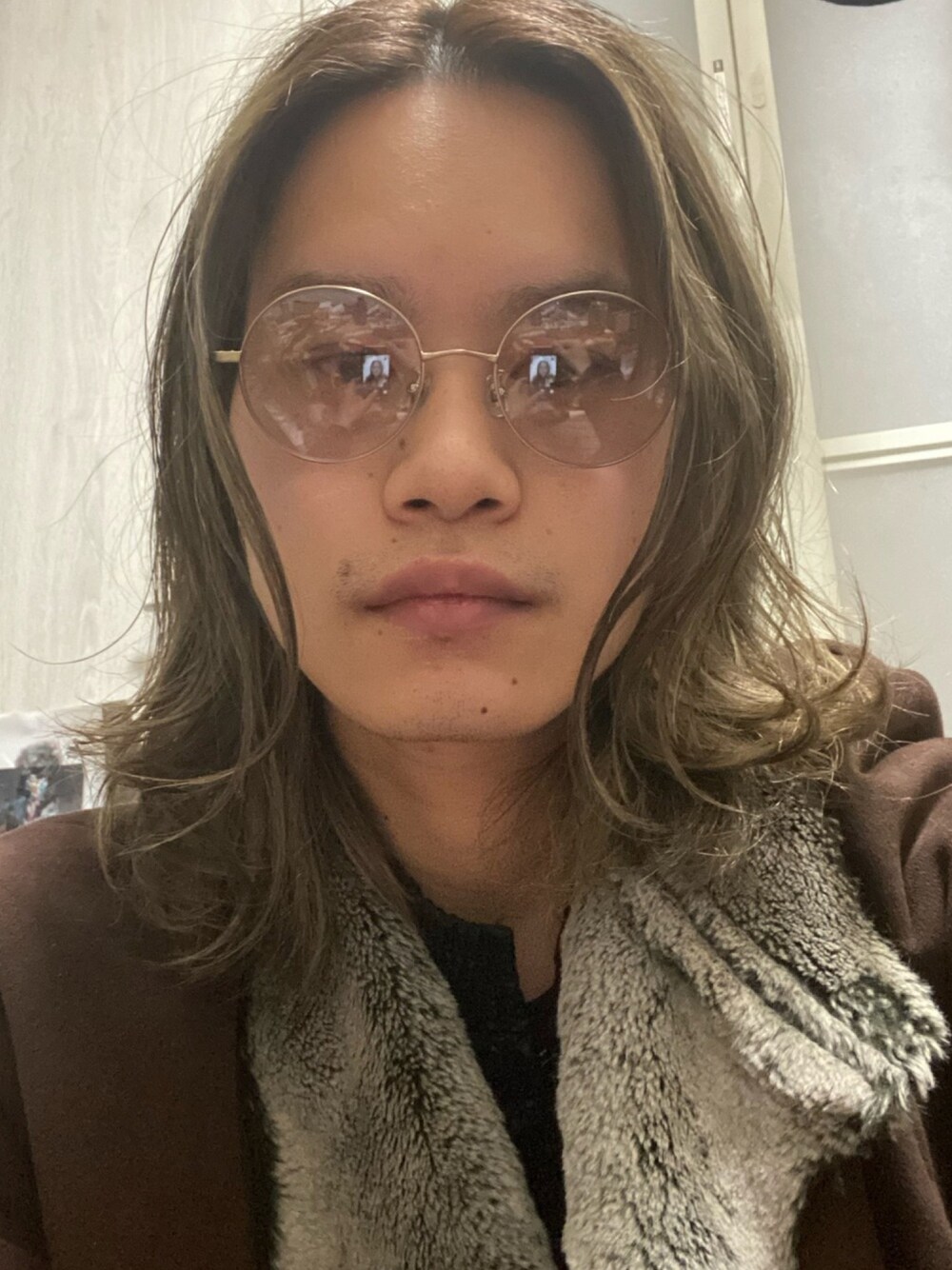 「ロングヘア、長髪男子、美容師、BALMAIN、ムートンコート、サングラス、ヘアアレンジ、メンズ」｜「Zoffのアイテム（サングラス、グレー系）」を使った、RYUさん（メンズ・165cm）の夏コーディネートの1枚目の写真