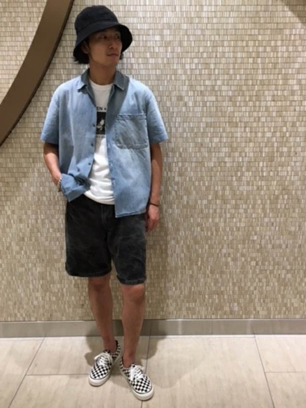 ブルー系のシャツ/ブラウス、ホワイト系のTシャツ/カットソー、ブラック系のその他パンツを着用したメンズの夏コーディネートの1枚目の写真