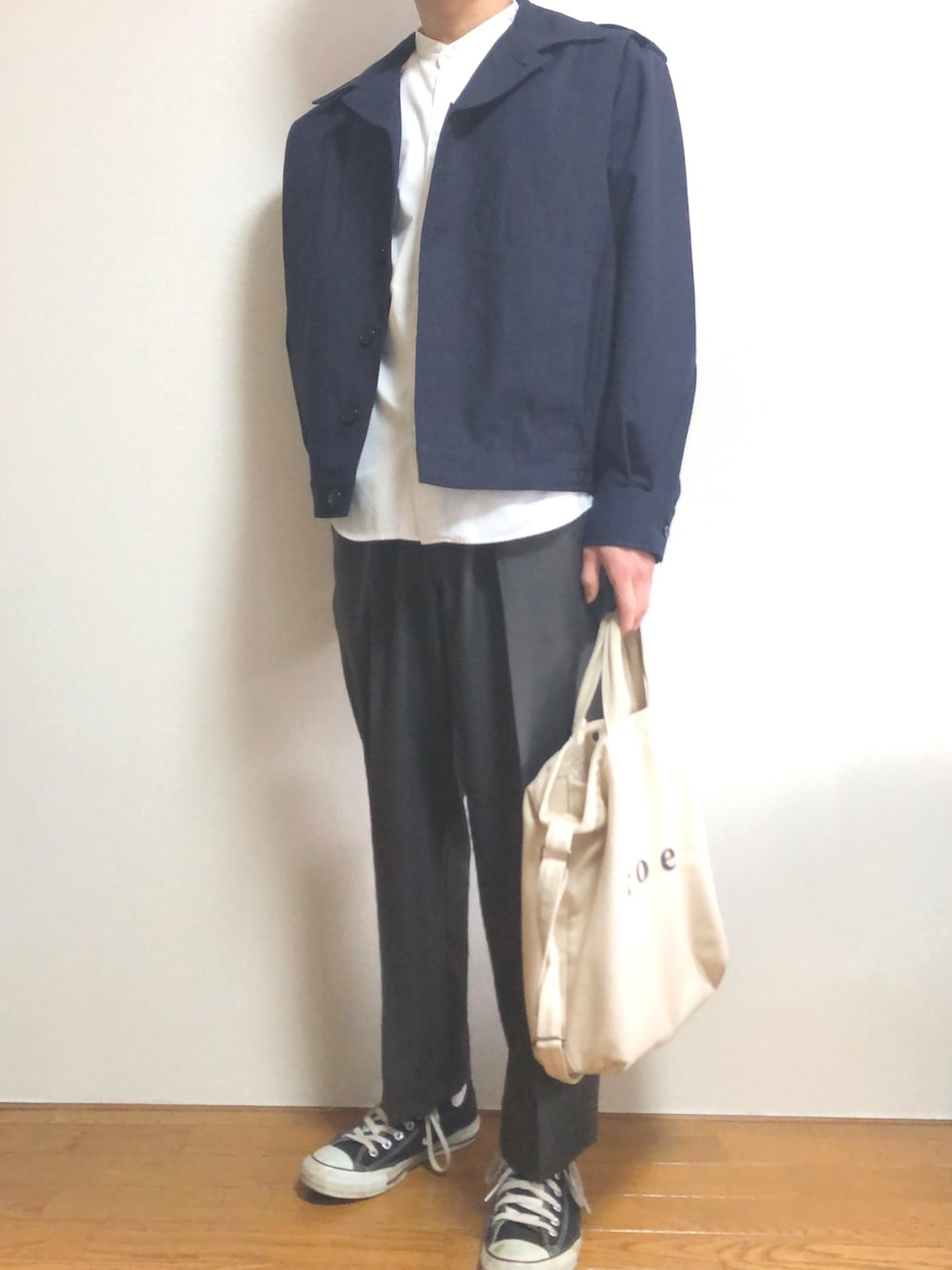 「シンプル、白シャツ、大人コーデ、春コーデ、スニーカー、プチプラ、ユニクロ、春」｜「古着のアイテム（ジャケット/アウター、ブルー系）」を使った、kdさん（メンズ・170cm）の春コーディネートの1枚目の写真