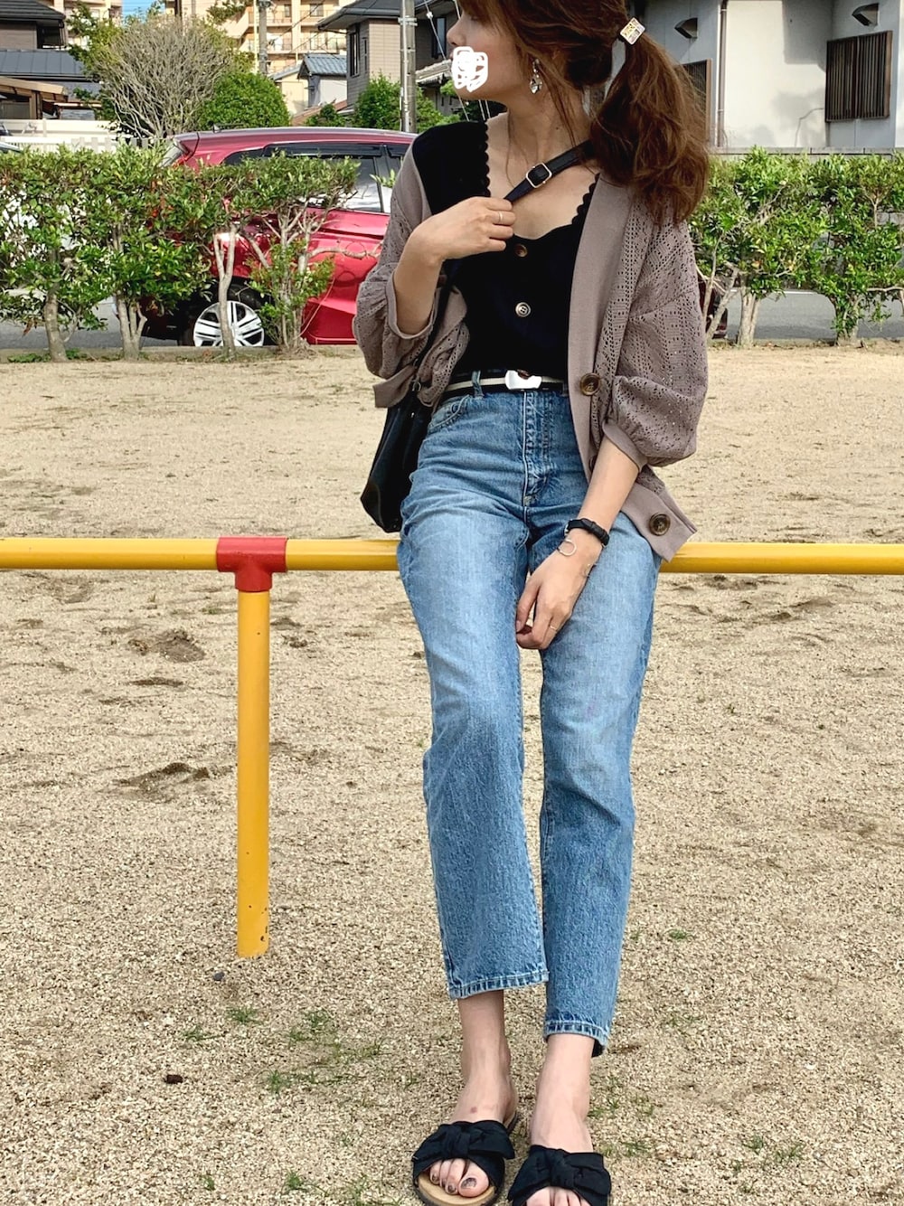「しまむら、休日スタイル、フロントボタンブラウス、グレージュ、カーディガン、ポニーテール、オトナ女子」｜「GUのアイテム（デニムパンツ、ブルー系）」を使った、yumekaさん（レディース・165cm）の夏コーディネートの1枚目の写真