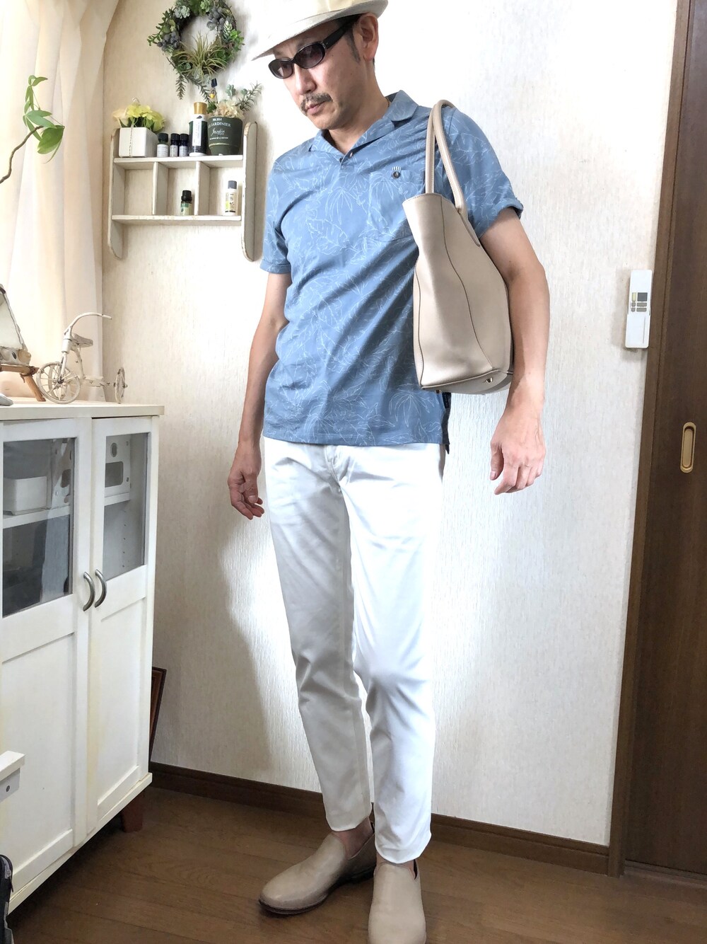 「シンプル、おしゃれさんと繋がりたい、大人カジュアル、キレイめ、花柄、ハット」｜「Ted BakerのRUFF　新作　ボタニカル　プリント　襟付き　カットソー（Tシャツ/カットソー、ブルー系）」を使った、FTKさん（メンズ・178cm）の秋コーディネートの1枚目の写真