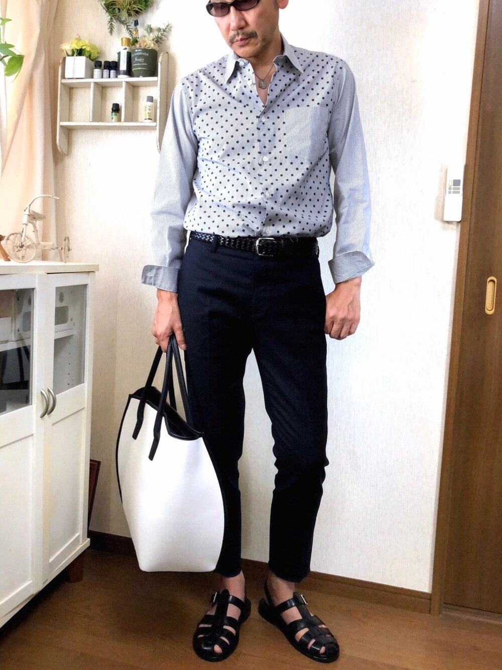 「ドット、ストライプ、秋コーデ、秋服準備はじめました、キレイめ、シンプル、大人カジュアル、シャツスタイル」｜「Johnbullのレギュラーカラーシャツ（シャツ/ブラウス、ブラック系）」を使った、FTKさん（メンズ・178cm）の秋コーディネートの1枚目の写真