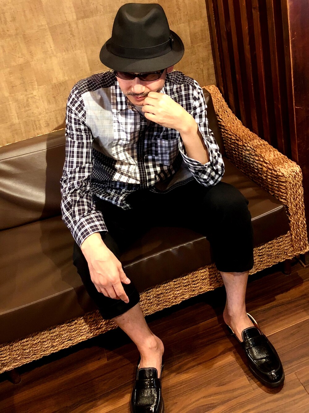 「秋コーデ、きれいめカジュアル、大人コーデ、ブラック、モノトーンコーデ、黒コーデ、アンクルパンツ、パッチワークシャツ、ハット、帽子、スリッポン」｜「Education from YoungmachinesのFINEBOYS掲載【Education from Youngmachines】MENS パッチワークチェックシャツ（シャツ/ブラウス、グレー系）」を使った、FTKさん（メンズ・178cm）の秋コーディネートの1枚目の写真