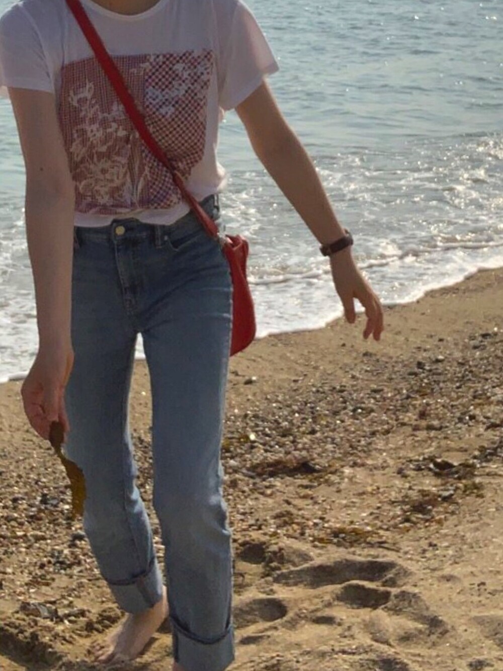 「summer、girl、ストレートデニム、ZARA、Tシャツ、レッドコーデ、夏休み、秋コーデ」｜「ZARAのアイテム（Tシャツ/カットソー、ホワイト系）」を使った、望さん（レディース・168cm）の秋コーディネートの1枚目の写真