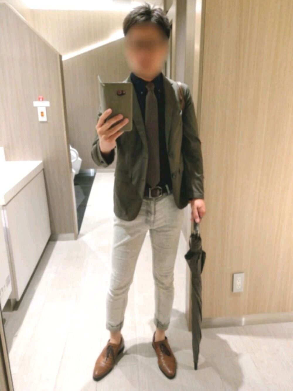 「オトナカジュアル、秋服準備はじめました、休日スタイル、シンプルコーデ、ネクタイ、タイドアップ、大人カジュアル、きれいめカジュアル、雨の日コーデ」｜「UNIQLOのドライイージーケアオックスフォードシャツ（ボタンダウン・半袖）（シャツ/ブラウス、ブルー系）」を使った、Leonさん（メンズ・177cm）の秋コーディネートの1枚目の写真