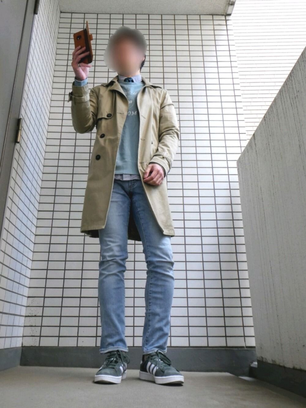 「パステル映える春、春コーデ、休日スタイル、大人カジュアル、スニーカー、ネクタイ、タイドアップ、トレンチコート、オトナカジュアル」｜「417 EDIFICEのWASHABLE タイ COMMUTER ST（ネクタイ、ブルー系）」を使った、Leonさん（メンズ・177cm）の春コーディネートの1枚目の写真
