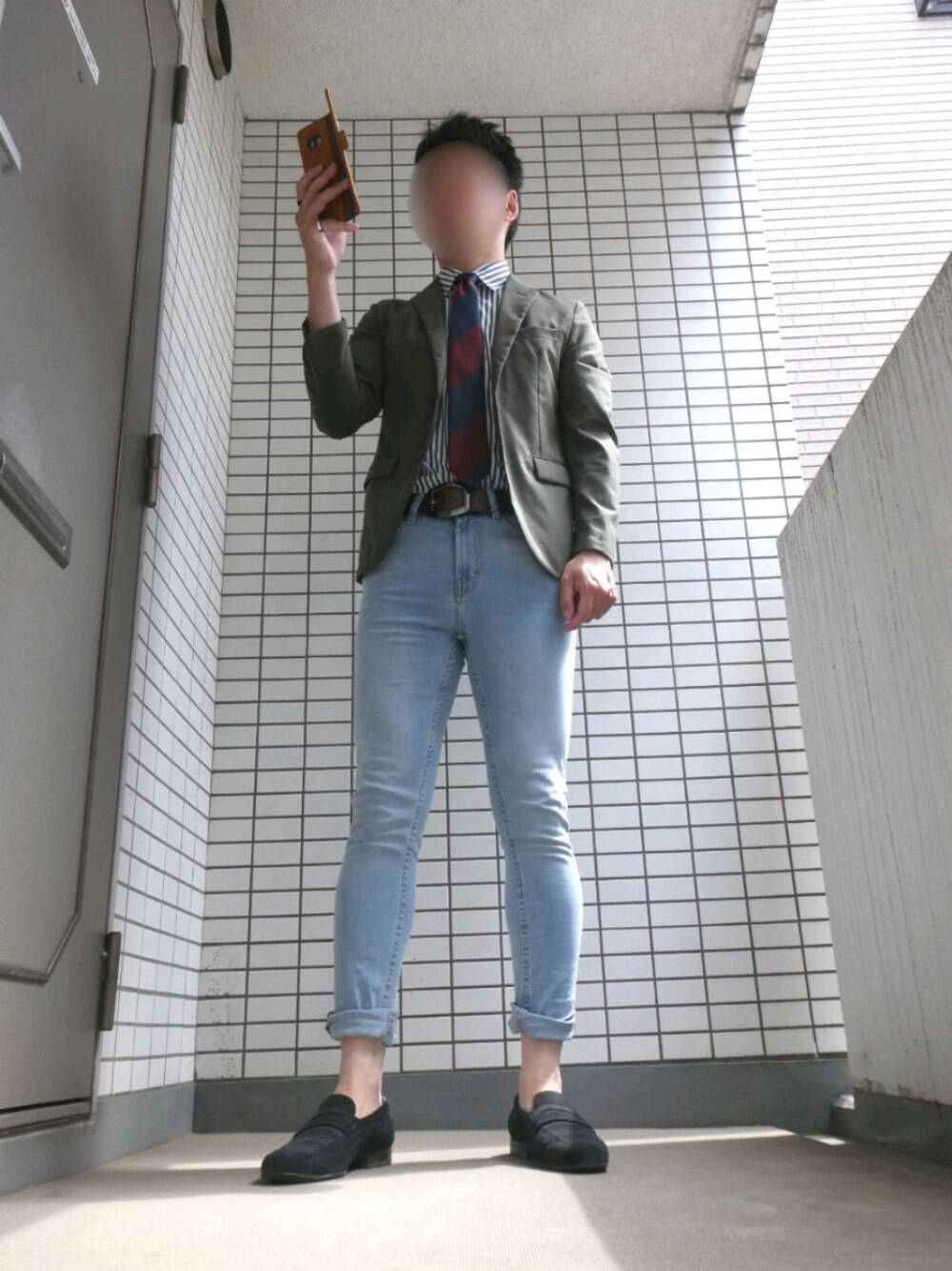 「シンプル、春夏コーデ、大人カジュアル、プチプラ、ネクタイ、タイドアップ、きれいめカジュアル、スキニーデニム、タックイン」｜「GUのアイテム（シャツ/ブラウス、グリーン系）」を使った、Leonさん（メンズ・177cm）の春コーディネートの1枚目の写真