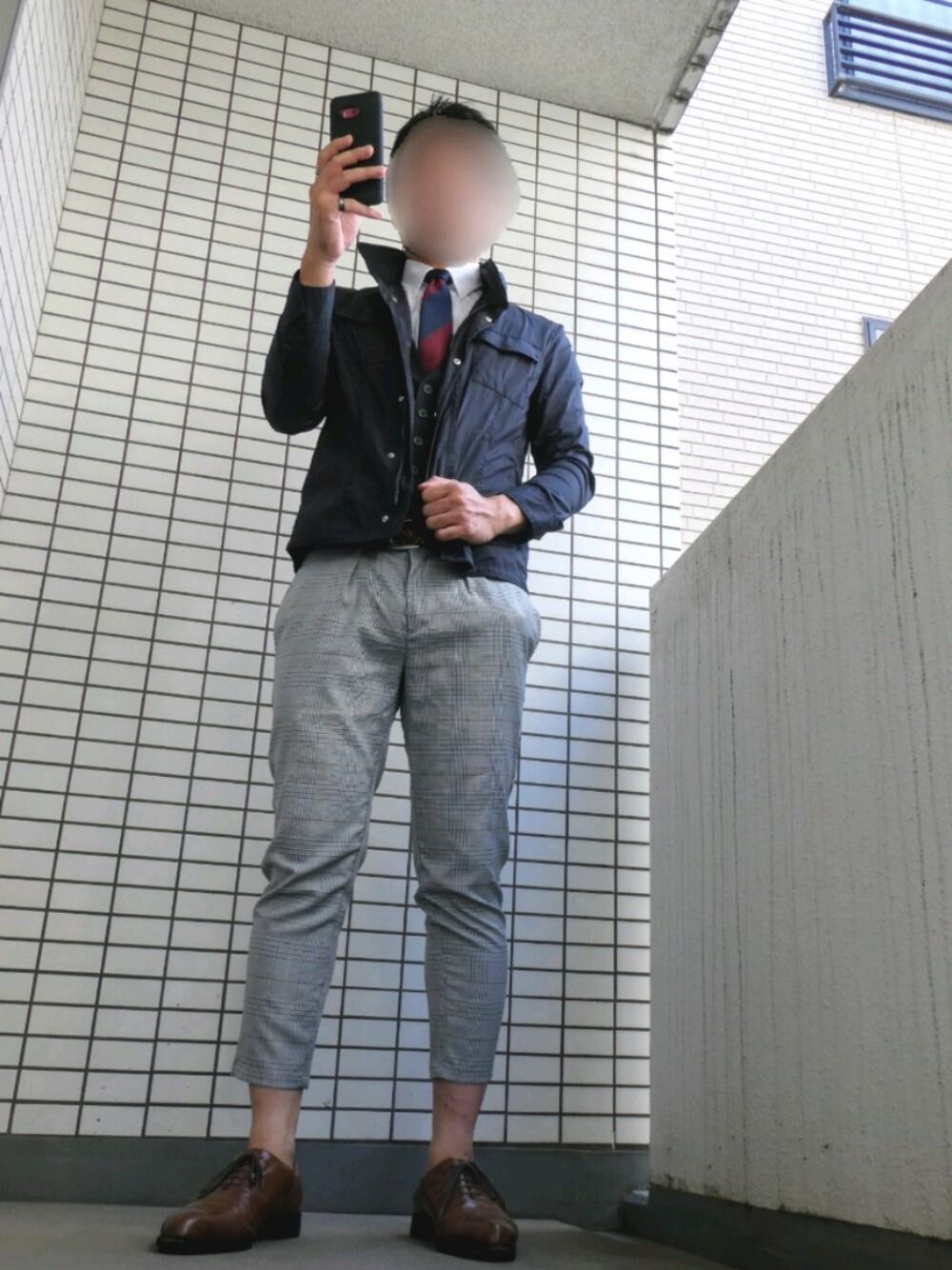 「シンプル、オトナカジュアル、ネクタイ、タイドアップ、ootd、UNIQLO、秋のコーデ、大人カジュアル、ミリタリージャケット」｜「UNIQLOのドライイージーケアオックスフォードシャツ（ボタンダウン・半袖）（シャツ/ブラウス、ホワイト系）」を使った、Leonさん（メンズ・177cm）の秋コーディネートの1枚目の写真