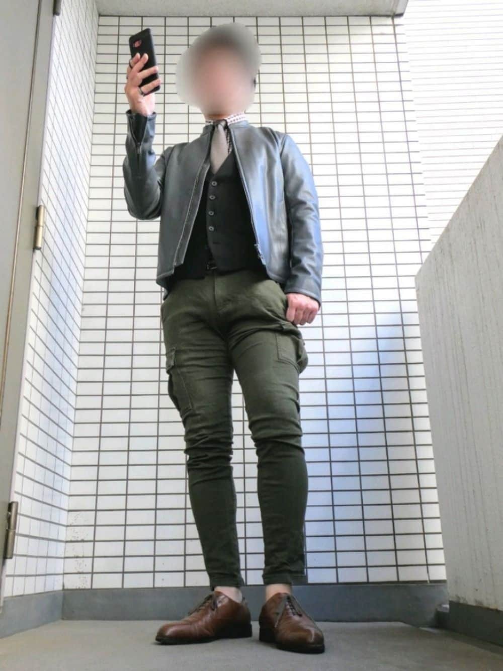 「春コーデ、シンプル、ネクタイ、タイドアップ、きれいめカジュアル、大人カジュアル、革靴、休日スタイル、ootd、ライダースジャケット」｜「green label relaxingのNM 80/2 ツイル ギンガムチェック ボタンダウン シャツ（シャツ/ブラウス、ブラウン系）」を使った、Leonさん（メンズ・177cm）の春コーディネートの1枚目の写真