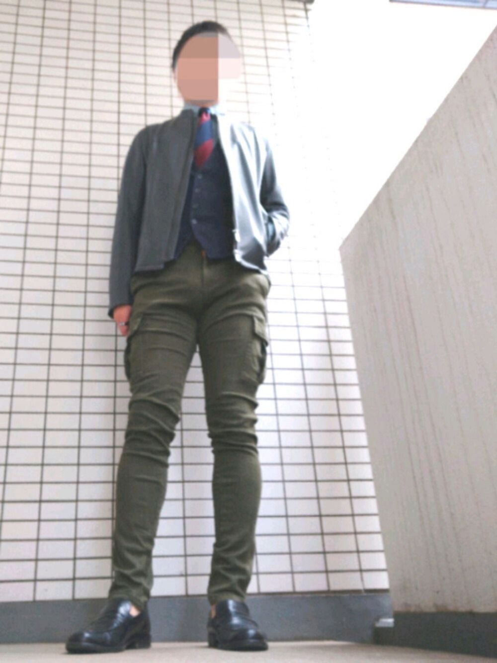 「春めきシューズ、春、カーゴパンツ、ootd、ネクタイ、タイドアップ、大人カジュアル、ライダース、革靴」｜「GAPのGap Indigo Twill Oxford Shirt（シャツ/ブラウス、ブルー系）」を使った、Leonさん（メンズ・177cm）の春コーディネートの1枚目の写真