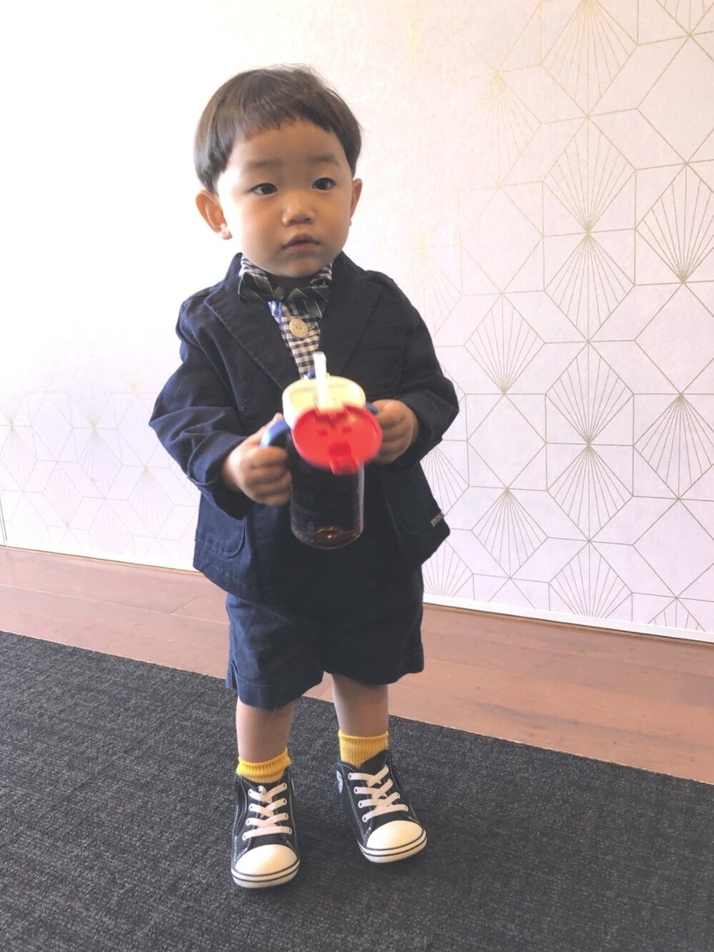 「結婚式、結婚式コーデ、お呼ばれスタイル、コンバース、黄色ソックス、Danton、サスペンダー、蝶ネクタイ、入園式、卒園式」｜「BREEZEのフォーマルジャケット（スーツジャケット、ブルー系）」を使った、muuさん（キッズ・80cm）の秋コーディネートの1枚目の写真