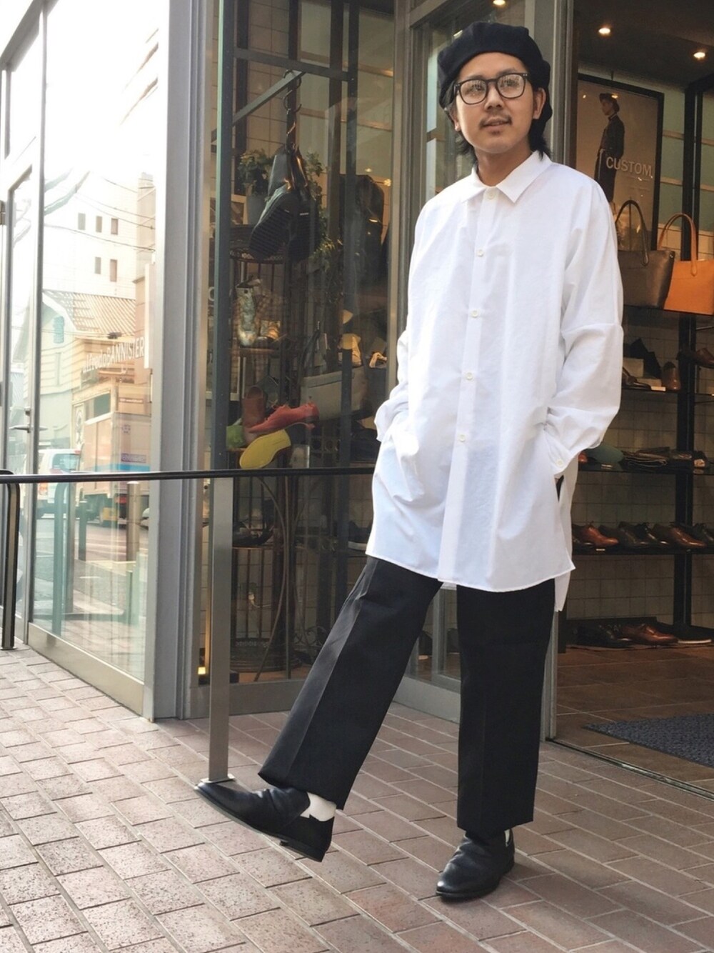 「abahouse、アバハウス福岡店、スタッフコーデ、ロングシャツ、ワイドパンツ、スリッポン、モノトーン」｜「CLANEのSIDE SLIT LONG SH（シャツ/ブラウス、ホワイト系）」を使った、YukiTakedaさん（メンズ・167cm）の夏コーディネートの1枚目の写真
