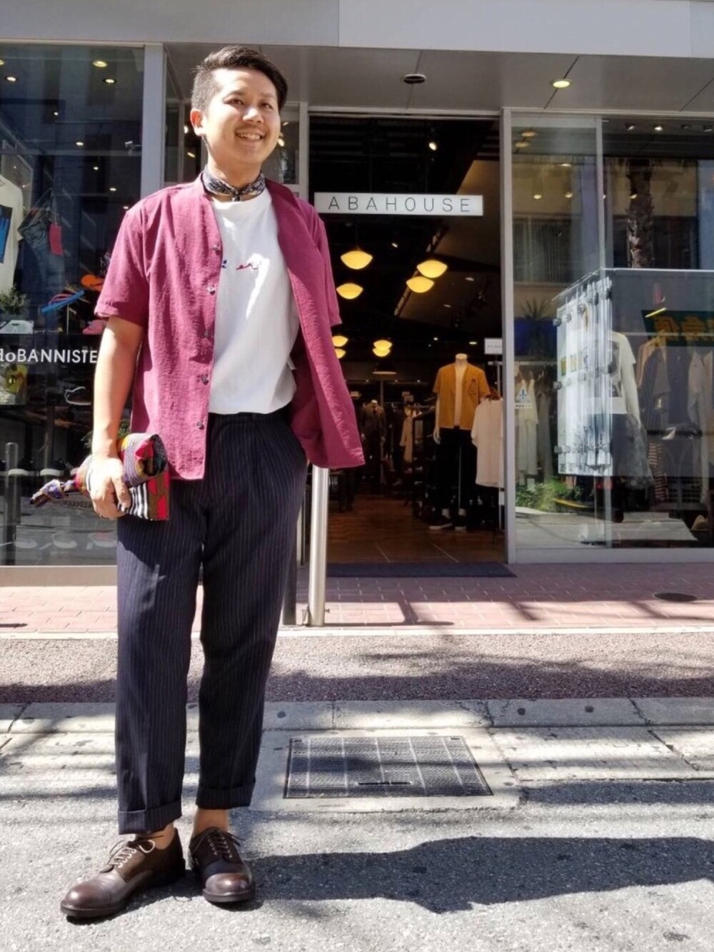 「オトナカジュアル、シンプルコーデ、夏コーデ、abahouse、alfredoBANNISTER、スタッフコーデ、ボルドー、スキッパーシャツ、Vネック、タックイン」｜「ABAHOUSEのVネック半袖シャツ（シャツ/ブラウス、パープル系）」を使った、YukiTakedaさん（メンズ・167cm）の夏コーディネートの1枚目の写真
