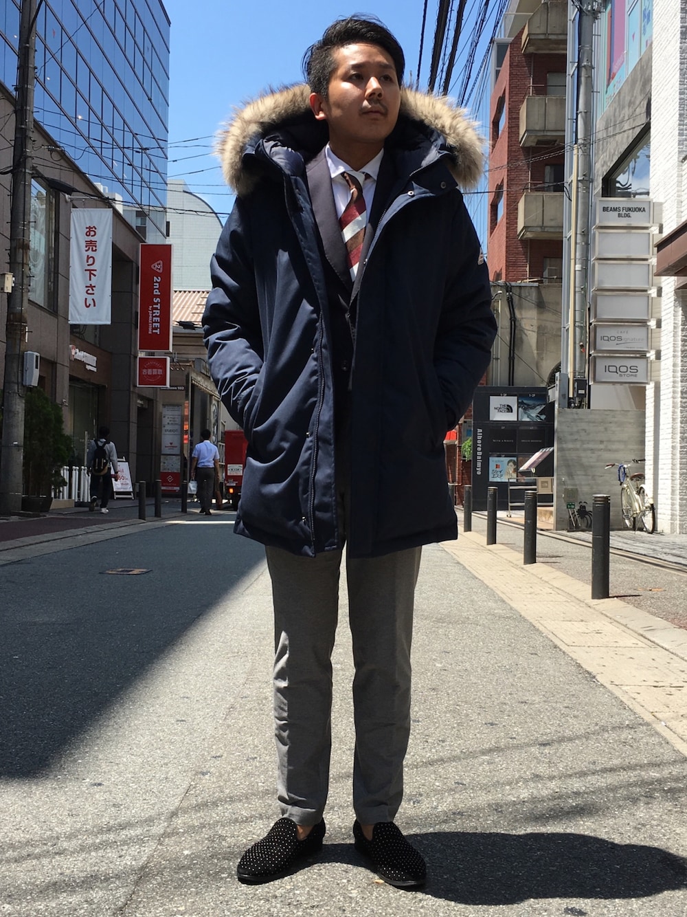 「abahouse、アバハウス福岡店、スタッフコーデ、PYRENEX、ピレネックス、ダウンジャケット、冬コーデ、ドレス、ビジネススタイル」｜「Pyrenexの【PYRENEX】ANNECY JACKET アネシージャケット ダウン（ダウンジャケット/コート、ブルー系）」を使った、YukiTakedaさん（メンズ・167cm）の夏コーディネートの1枚目の写真