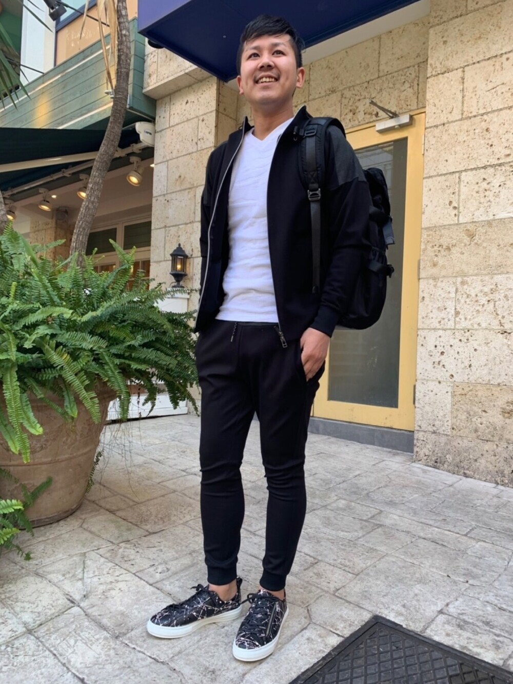 「5351 POUR LES HOMMES、abahouse、アバハウス福岡店、スタッフコーデ、スポーツミックス、スポーティ、セットアップ、パーカー、リブパンツ」｜「5351 POUR LES HOMMESの【5351×buddy別注】パレットステアZIPスニーカー（スニーカー、ブラック系）」を使った、YukiTakedaさん（メンズ・167cm）の冬コーディネートの1枚目の写真