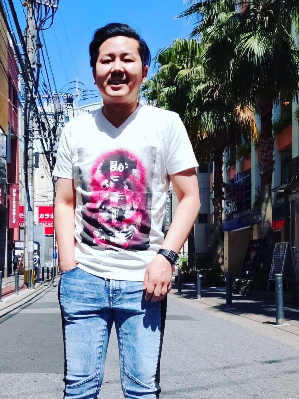 「今日のコーデ、シンプル、オトナカジュアル、夏コーデ、春夏コーデ、カジュアル、デニム、Tシャツ、スタッフセンバツ」｜「5351 POUR LES HOMMESのカスタムジョガースキニーデニム（デニムパンツ、ブルー系）」を使った、YukiTakedaさん（メンズ・167cm）の春コーディネートの1枚目の写真