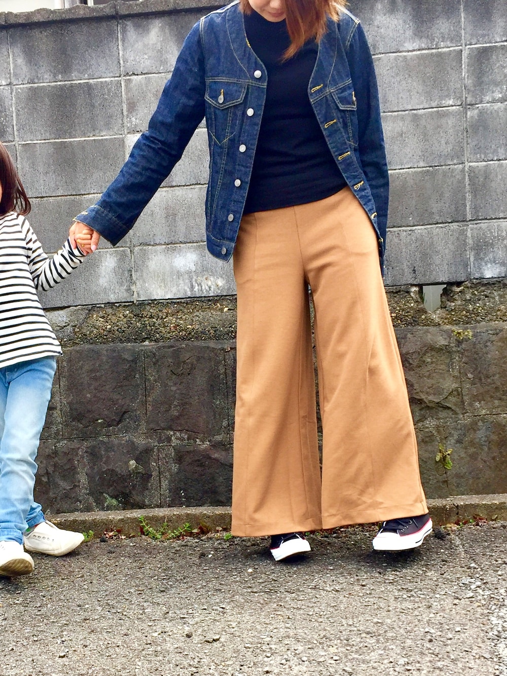 「シンプルコーデ、きれいめカジュアル、ワイドパンツ、コンバース、デニムジャケット」｜「UNIQLOのWOMEN テンセルアンクルパンツ＋E（その他パンツ、ベージュ系）」を使った、Manami さん（レディース・163cm）の春コーディネートの1枚目の写真