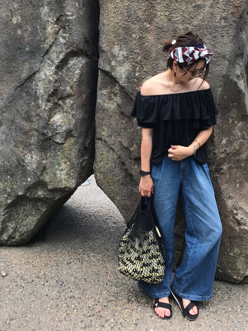 「カジュアルコーデ、大人カジュアル、オトナ女子、シンプルコーデ、オフショルダー、黒、バギー、双子コーデ、リンクコーデ、お揃いコーデ」｜「UNIQLOのアイテム（トップス、ブラック系）」を使った、Manami さん（レディース・163cm）の夏コーディネートの1枚目の写真