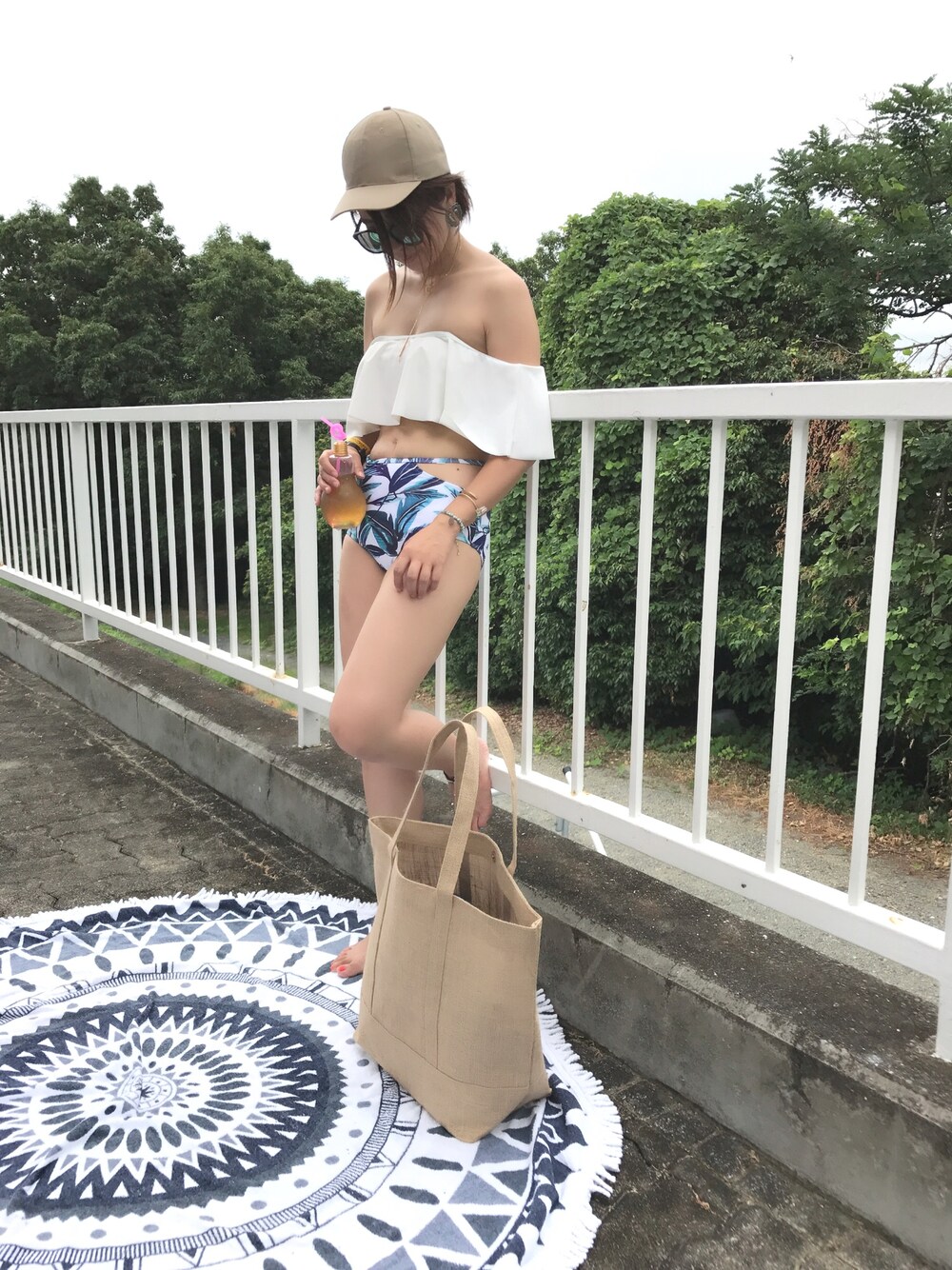 「水着、水着コーデ、プール、プールコーデ、オフショル水着、オフショル、ママコーデ」｜「URBAN RESEARCHのURiD フェイクスエードCAP（キャップ、ベージュ系）」を使った、Manami さん（レディース・162cm）の夏コーディネートの1枚目の写真