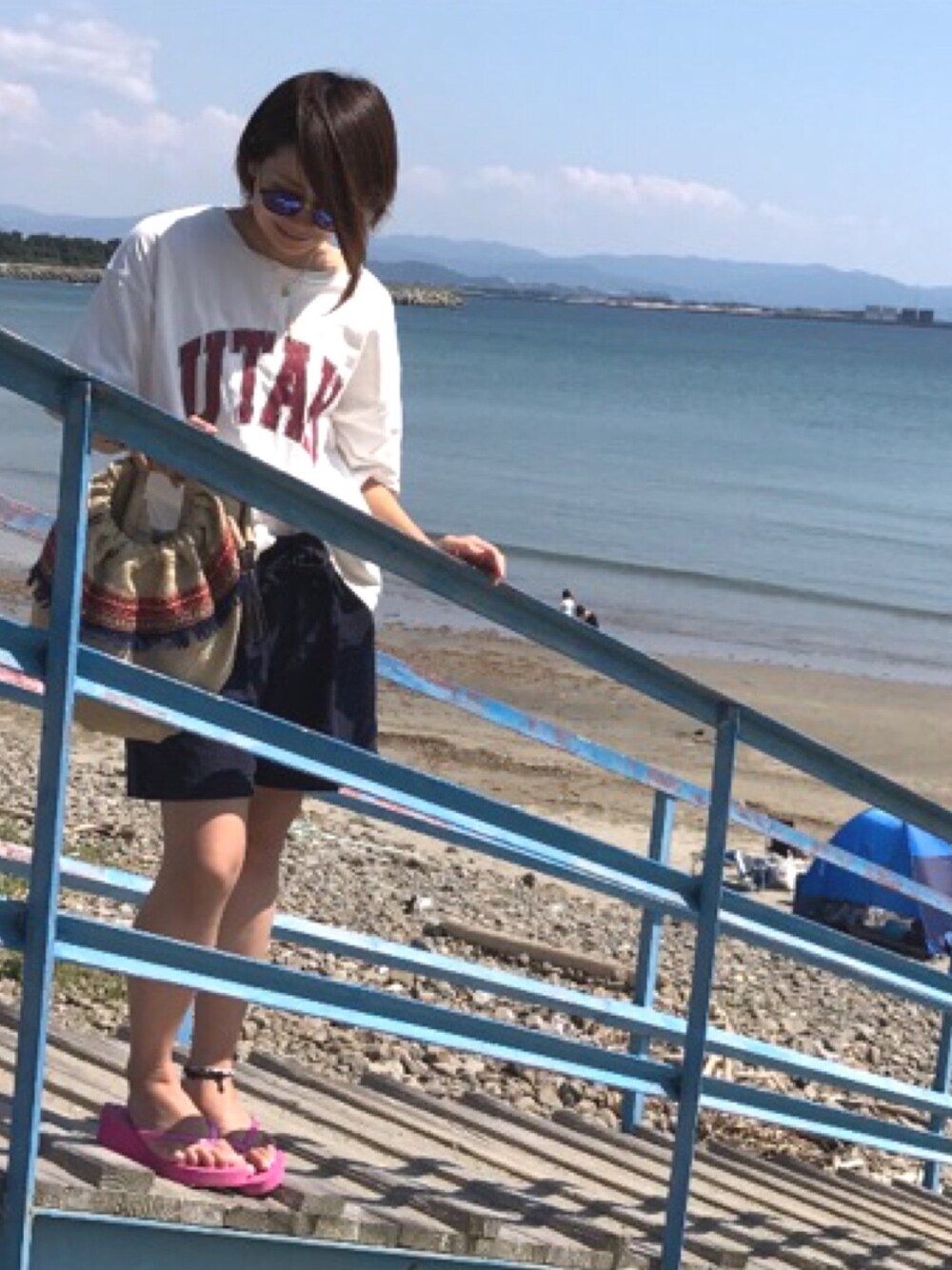「海コーデ、水着、ピンクコーデ、狂わせピンク、ロゴT、サーフィンスタイル、休日スタイル、着回しコーデ、大人カジュアル、ラクチンコーデ」｜「niko and...の綿アソートランドネームTシャツ【niko and ...】（Tシャツ/カットソー、ベージュ系）」を使った、Manami さん（レディース・162cm）の夏コーディネートの1枚目の写真