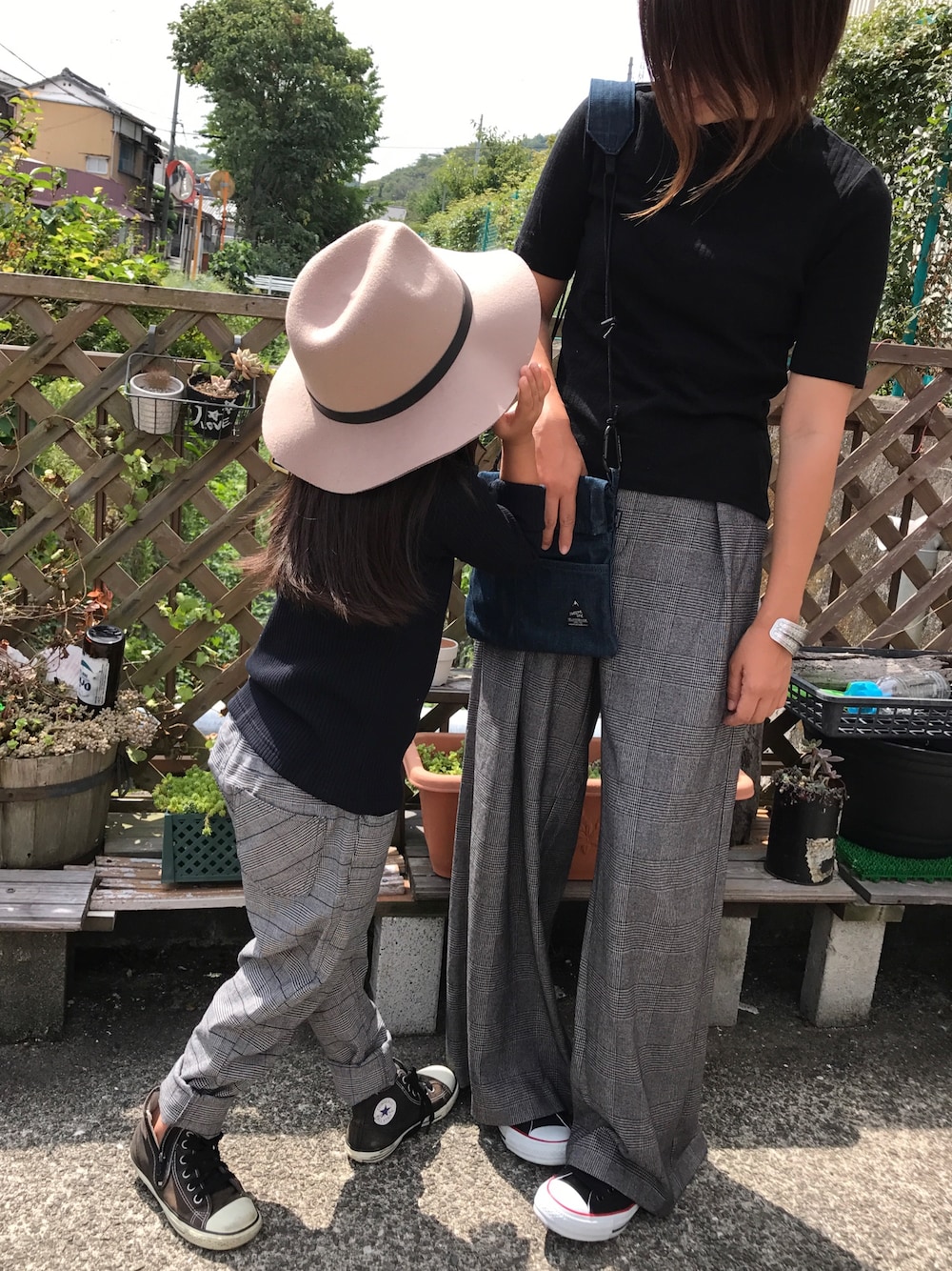 「グレンチェック、ユニジョ、着回しコーデ、UNIQLO、ロデオクラウンズ、converse、GU、プチプラ、キッズコーデ、ママコーデ」｜「UNIQLOのGIRLS リブハイネックT（長袖）（その他トップス、ブラック系）」を使った、Manami さん（レディース・163cm）の秋コーディネートの1枚目の写真