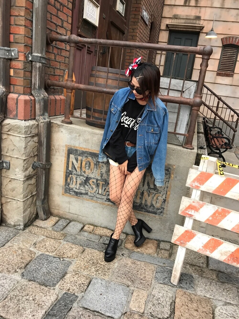 「ハロウィン、ハロウィンコーデ、USJ、アメリカンガール、コカ・コーラ、網タイツ、仮装、双子コーデ、ootd」｜「Coca Colaのアイテム（トップス、ブラック系）」を使った、Manami さん（レディース・163cm）の秋コーディネートの1枚目の写真