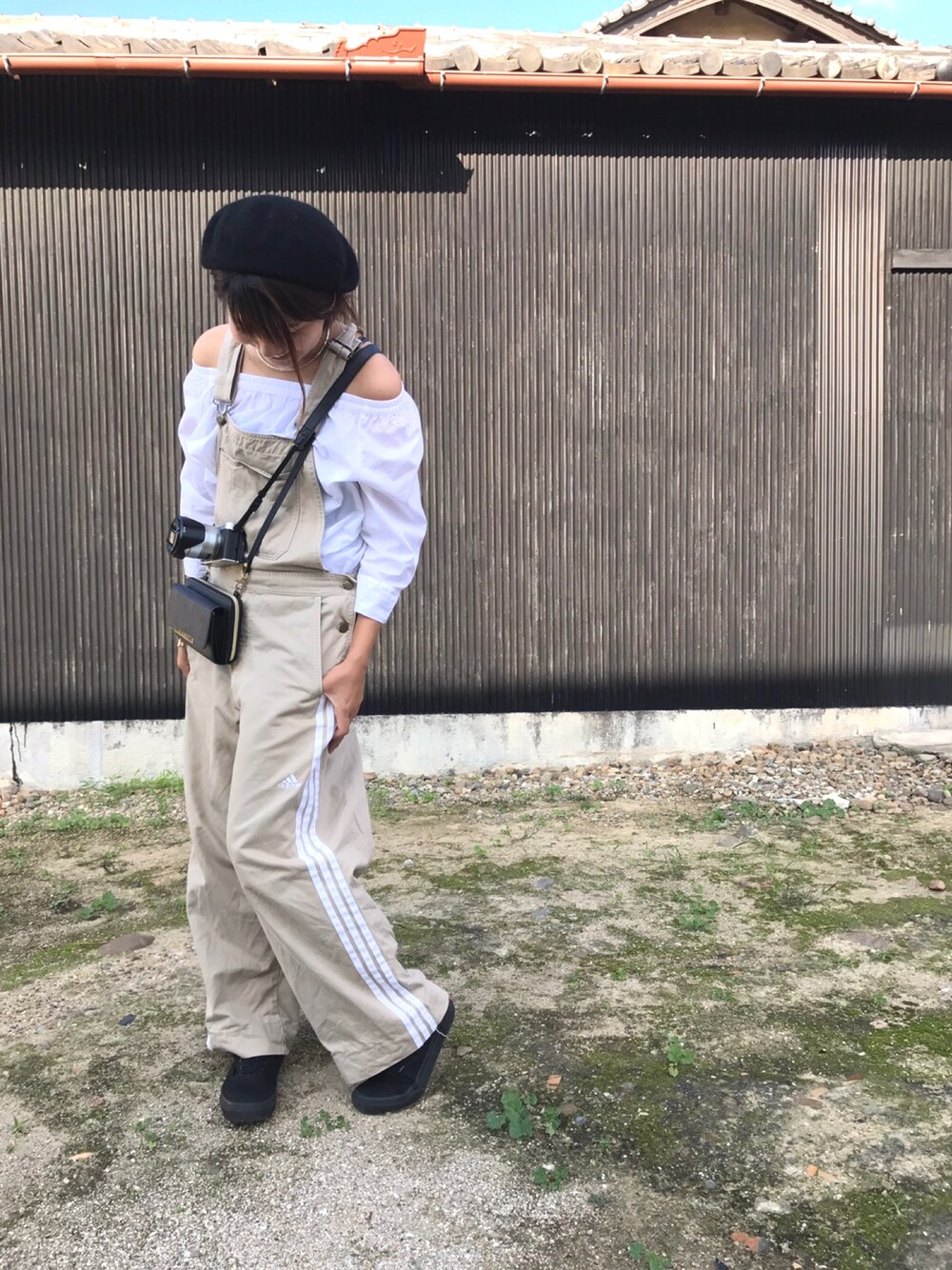 「祭りコーデ、秋コーデ、大人カジュアル、サロペット、VANS、ベレー帽、アディダス、着回しコーデ、秋服、シャツスタイル」｜「UNIQLOのエクストラファインコットンオフショルダーブラウス（7分袖）（シャツ/ブラウス、ホワイト系）」を使った、Manami さん（レディース・163cm）の秋コーディネートの1枚目の写真