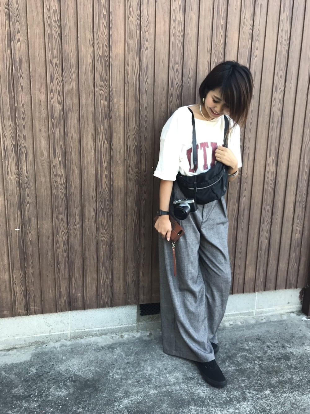 「グレンチェック、ロゴT、ニコアンド、VANS、カメラ女子、ドレスコード、リンクコーデ、秋のコーデ、祭りコーデ、着回しコーデ」｜「niko and...の綿アソートランドネームTシャツ【niko and ...】（Tシャツ/カットソー、ベージュ系）」を使った、Manami さん（レディース・163cm）の秋コーディネートの1枚目の写真