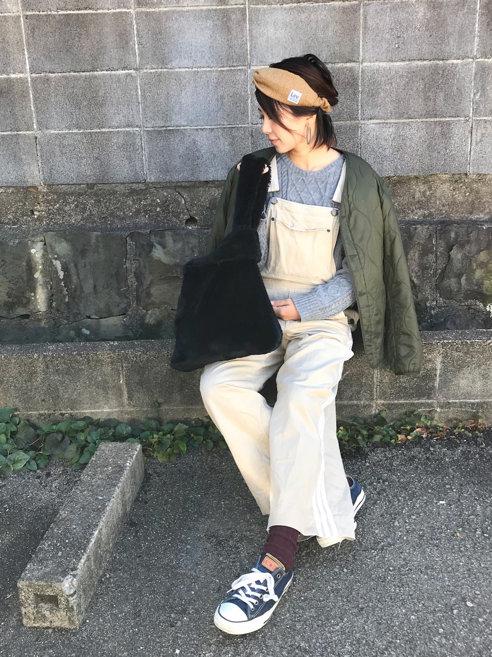 「着回しコーデ、サロペット、セーター、ファー小物、カチューシャ、converse、シンプルコーデ」｜「Honeysのアイテム（バッグ、ブラック系）」を使った、Manami さん（レディース・163cm）の秋コーディネートの1枚目の写真