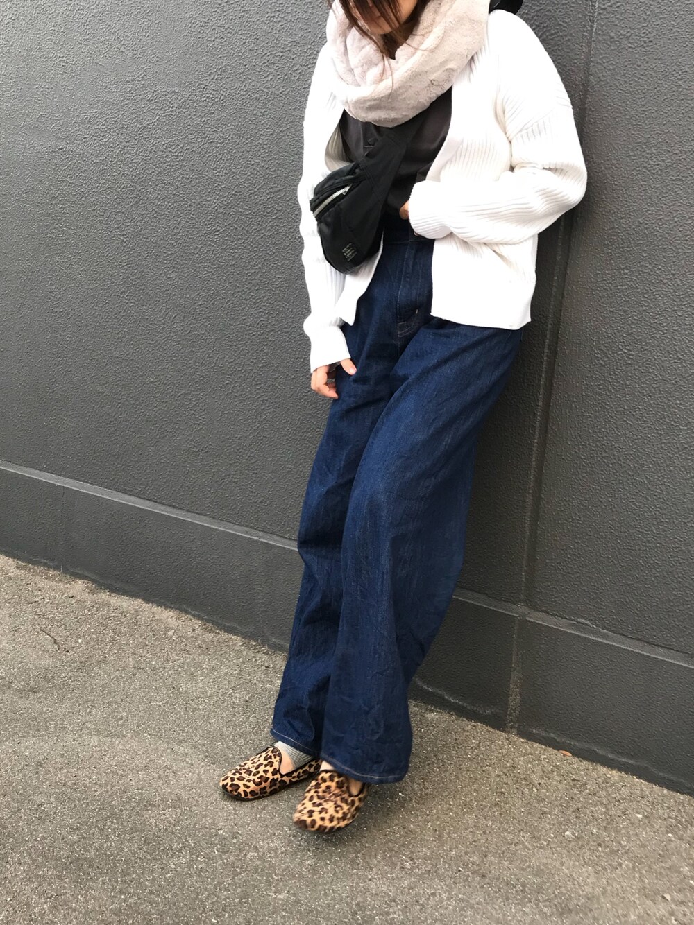 「シンプルコーデ、ニコアンド、大人カジュアル、LEPSIM、スニーカーコーデ、着回しコーデ、おしゃれさんと繋がりたい、パンツスタイル、ワイドパンツ」｜「earth music&ecologyの【広瀬すずさんCM着用】USACOTTONデニムパンツ(タックリボンワイド)（デニムパンツ、ブルー系）」を使った、Manami さん（レディース・163cm）の冬コーディネートの1枚目の写真