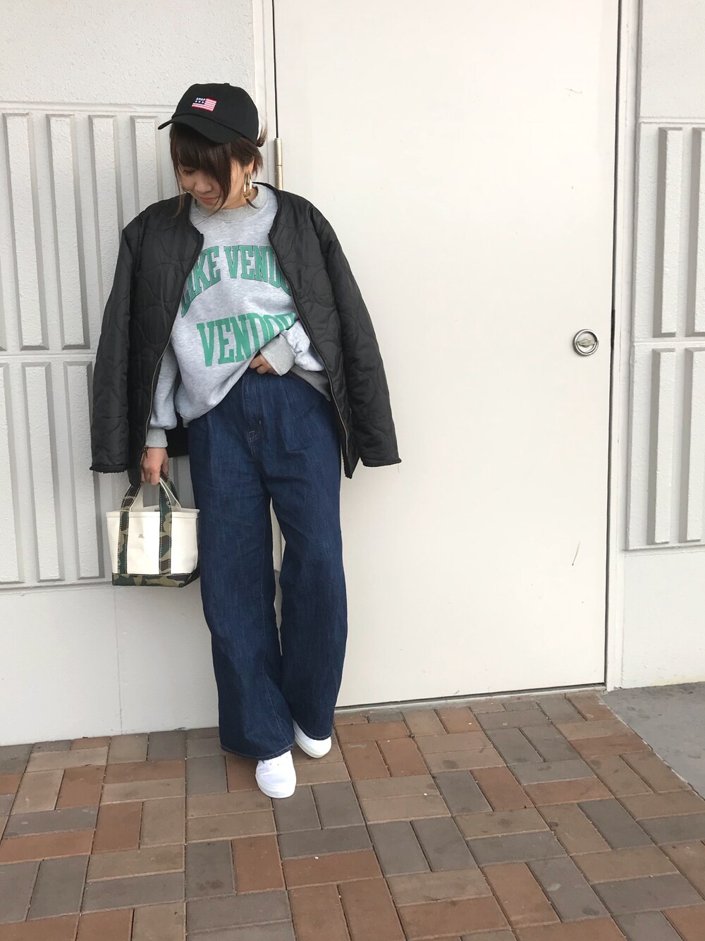 「休日スタイル、ロゴスウェット、トレーナー、オトナカジュアル、プチプラ、ootd、今日のコーデ、ワイドパンツ、着回しコーデ、オーバーサイズ」｜「CADBURYの裏起毛ﾛｺﾞﾋﾞｯｸﾞﾄﾚｰﾅｰ（スウェット、グレー系）」を使った、Manami さん（レディース・163cm）の冬コーディネートの1枚目の写真