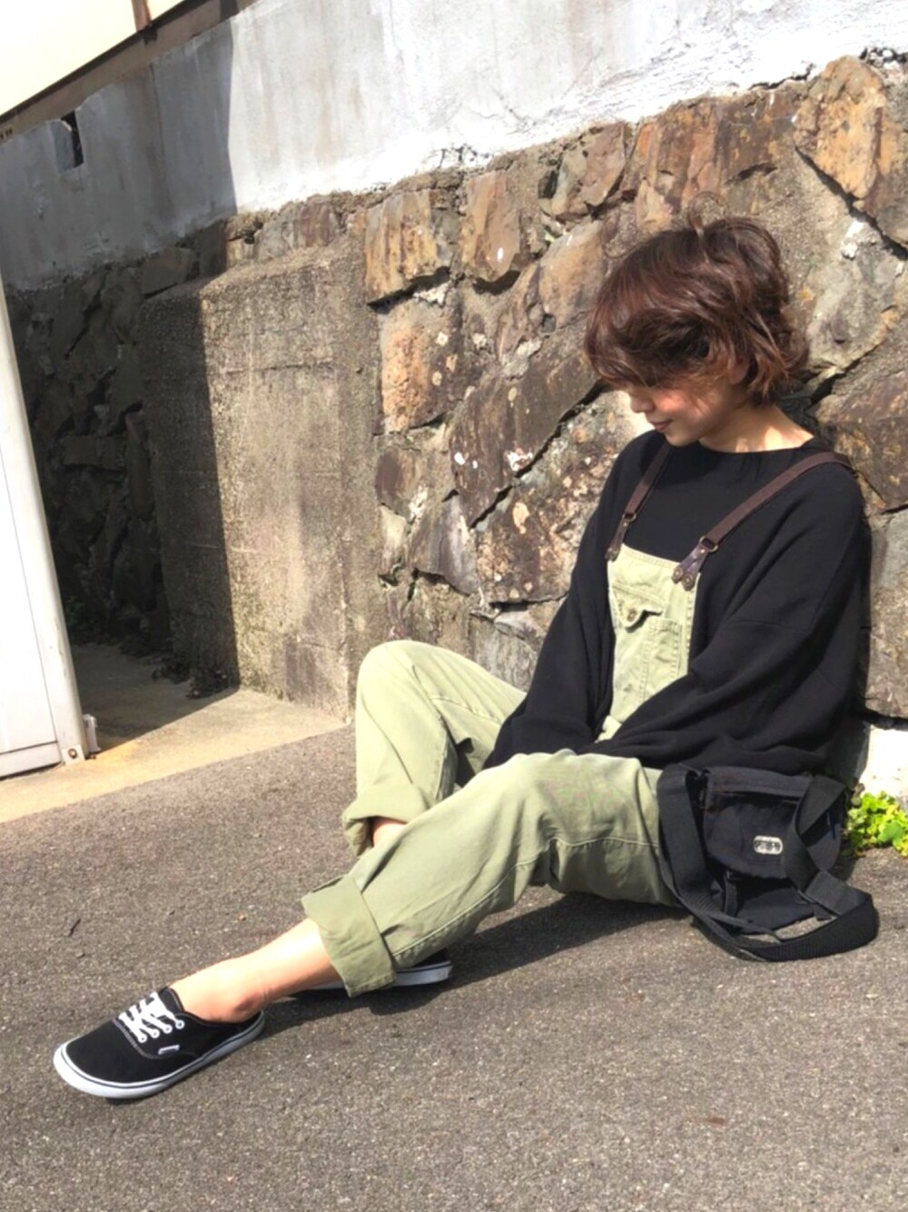 「KBF、サロペット、サロペットコーデ、シンプルコーデ、オトナカジュアル、ラクチンコーデ、used、used mix、プチプラ、スニーカーコーデ」｜「KBFのスーパーワイドスリーブニット（ニット/セーター、ブラック系）」を使った、Manami さん（レディース・163cm）の春コーディネートの1枚目の写真