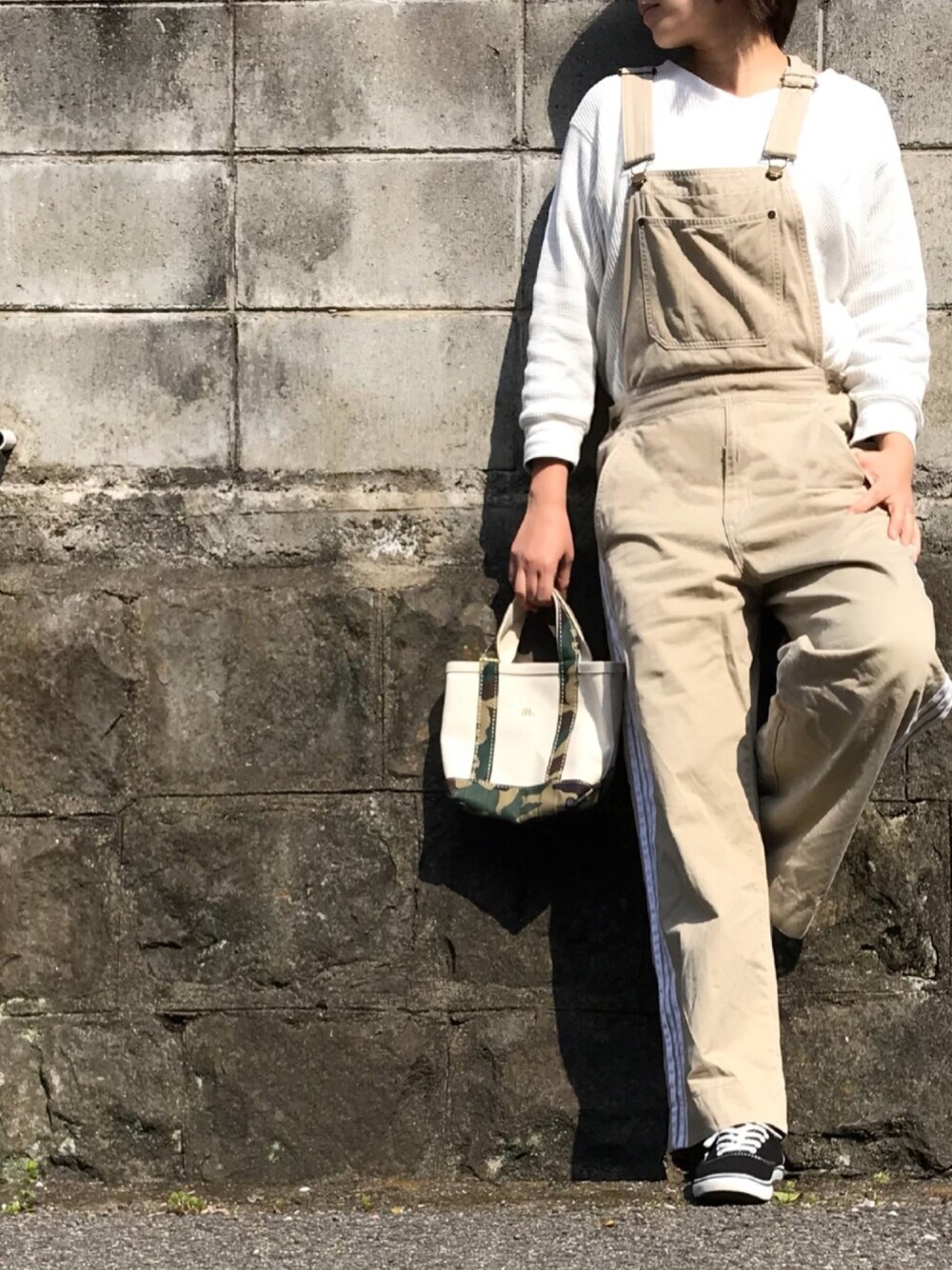「サロペット、アディダス、adidas、サロペットコーデ、シンプル、大人カジュアル、ゆるコーデ、ママコーデ、おしゃれさんと繋がりたい、ベージュ」｜「LLBoneのアイテム（バッグ、ホワイト系）」を使った、Manami さん（レディース・163cm）の春コーディネートの1枚目の写真