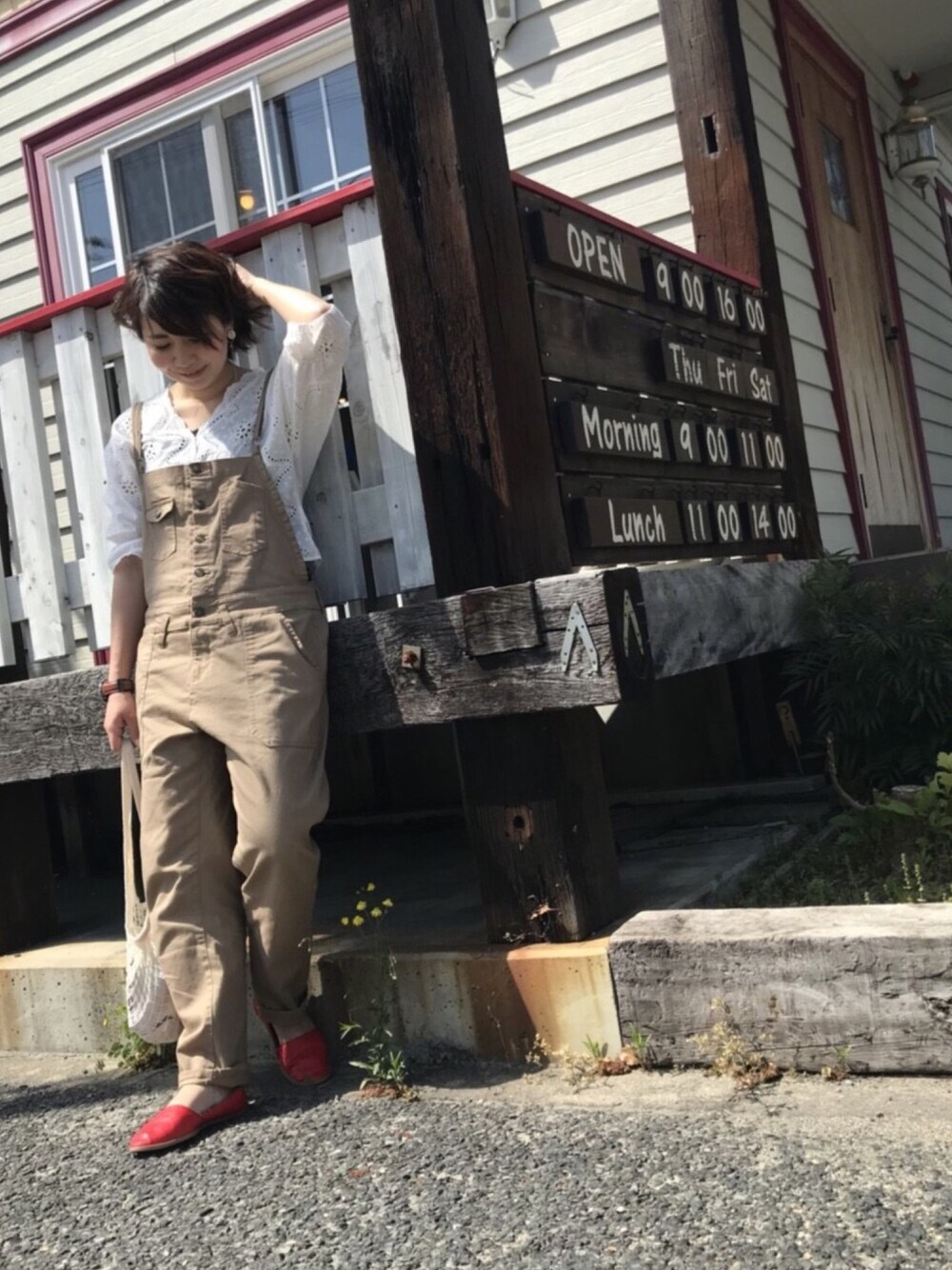 「スカラップ、スカラップブラウス、サロペット、サロペットコーデ、シンプルコーデ、休日スタイル、春夏コーデ、ootd、オトナカジュアル、赤い靴」｜「recaの大人カジュアルの定番◇フロントボタンサロペット（サロペット/オーバーオール、ベージュ系）」を使った、Manami さん（レディース・163cm）の春コーディネートの1枚目の写真