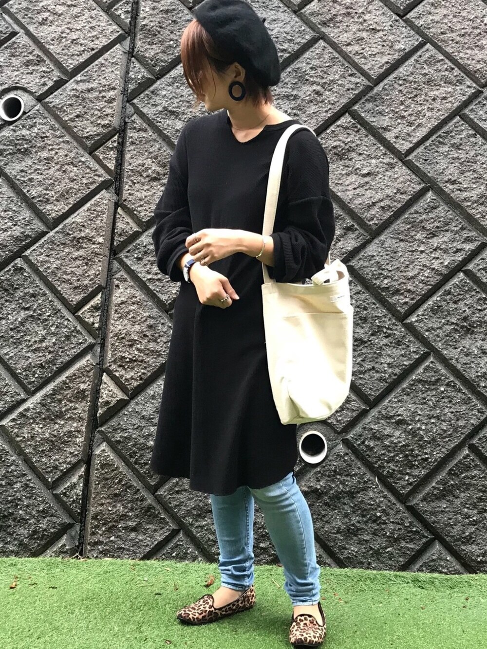 「カジュアル、ワッフルワンピース、GU、プチプラ、秋冬、TODAYFUL、ムック本、楽チンコーデ、ベレー帽、オトナ女子」｜「GUのアイテム（ワンピース/ドレス、ブラック系）」を使った、Manami さん（レディース・163cm）の秋コーディネートの1枚目の写真